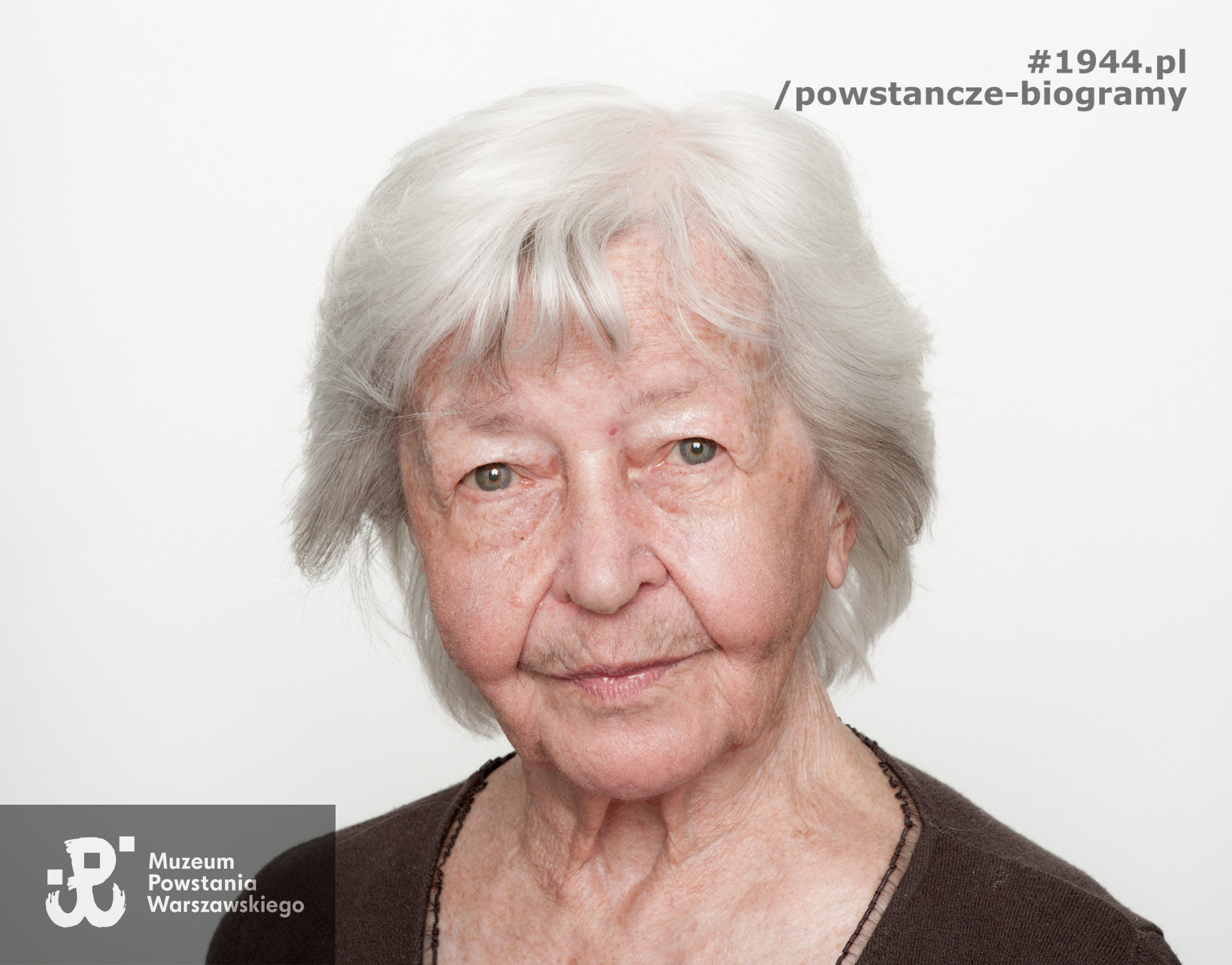Małgorzata Romana Grześkowiak „Śmieszka”. Zdjęcie z serii portretów Powstańców Warszawskich wykonanych w ramach projektu "1944/70/2014" realizowanego przez grupę WWPHOTO dla uczczenia 70. rocznicy wybuchu Powstania Warszawskiego. Muzeum Powstania Warszawskiego, 22.07-04.08 2013.