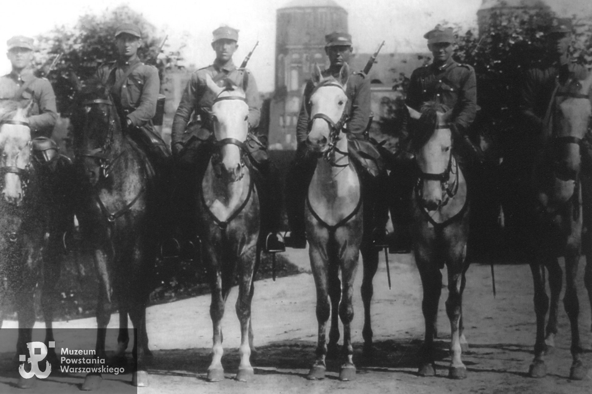 1939 rok - na zdjęciu pierwszy z lewej strony. Fot. ze zbiorów Muzeum Powstania Warszawskiego, sygn. P/9767, dar p. Barbary Czarneckiej, córki Stefana Wiśniewskiego.