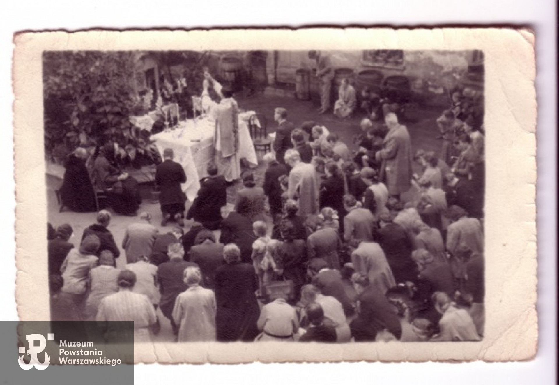 Zdjęcia z mszy polowej podczas Powstania Warszawskiego na jednym z warszawskim podwórek (prawdopodobnie Chmielna 16, tam gdzie dziadek mieszkał). Zdjęcia znalezione w archiwum domowym.