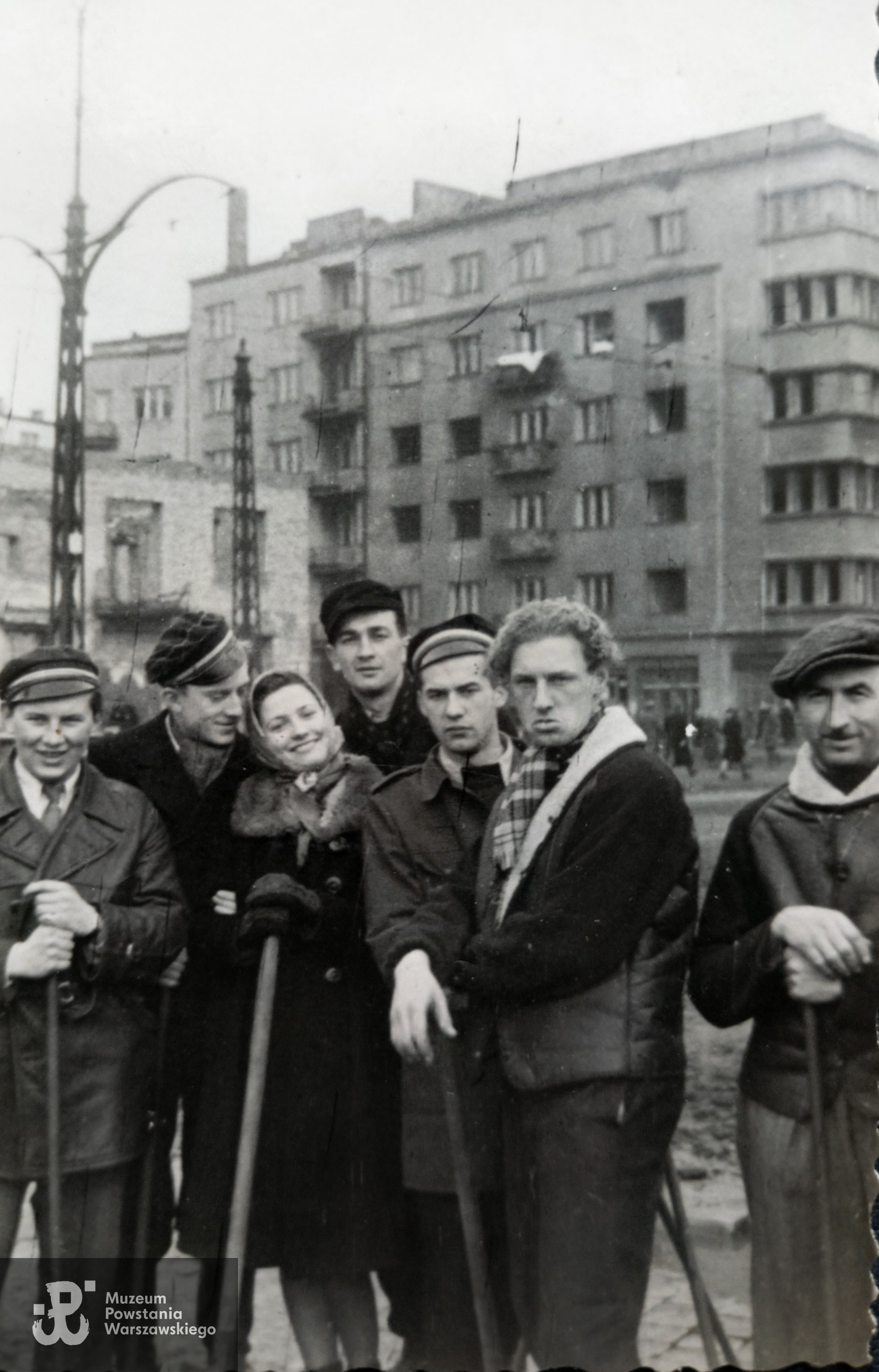 Fotografia powojenna: odbudowa Warszawy. Obóz na wyspie Sylt, 1945 r. Fot. z archiwum rodzinnego p. Ryszarda Kniazia. Skan wykonano w Muzeum Powstania Warszawskiego/Dział Kombatanta