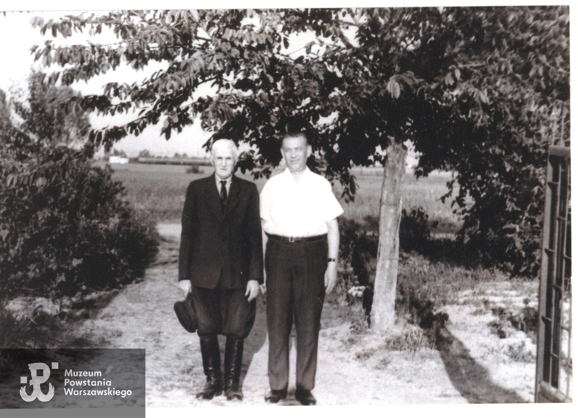 Fotografia powojenna. Stanisław Nowakowski ps. Kalinowski (widoczny z prawej) z Władysławem Szajewskim, ojcem Janiny Nowakowskiej z Szajewskich, bratowej Stanisława. Fot. ze zbiorów rodzinnych, udostępniły  Elżbieta i Jolanta Wolańczyk