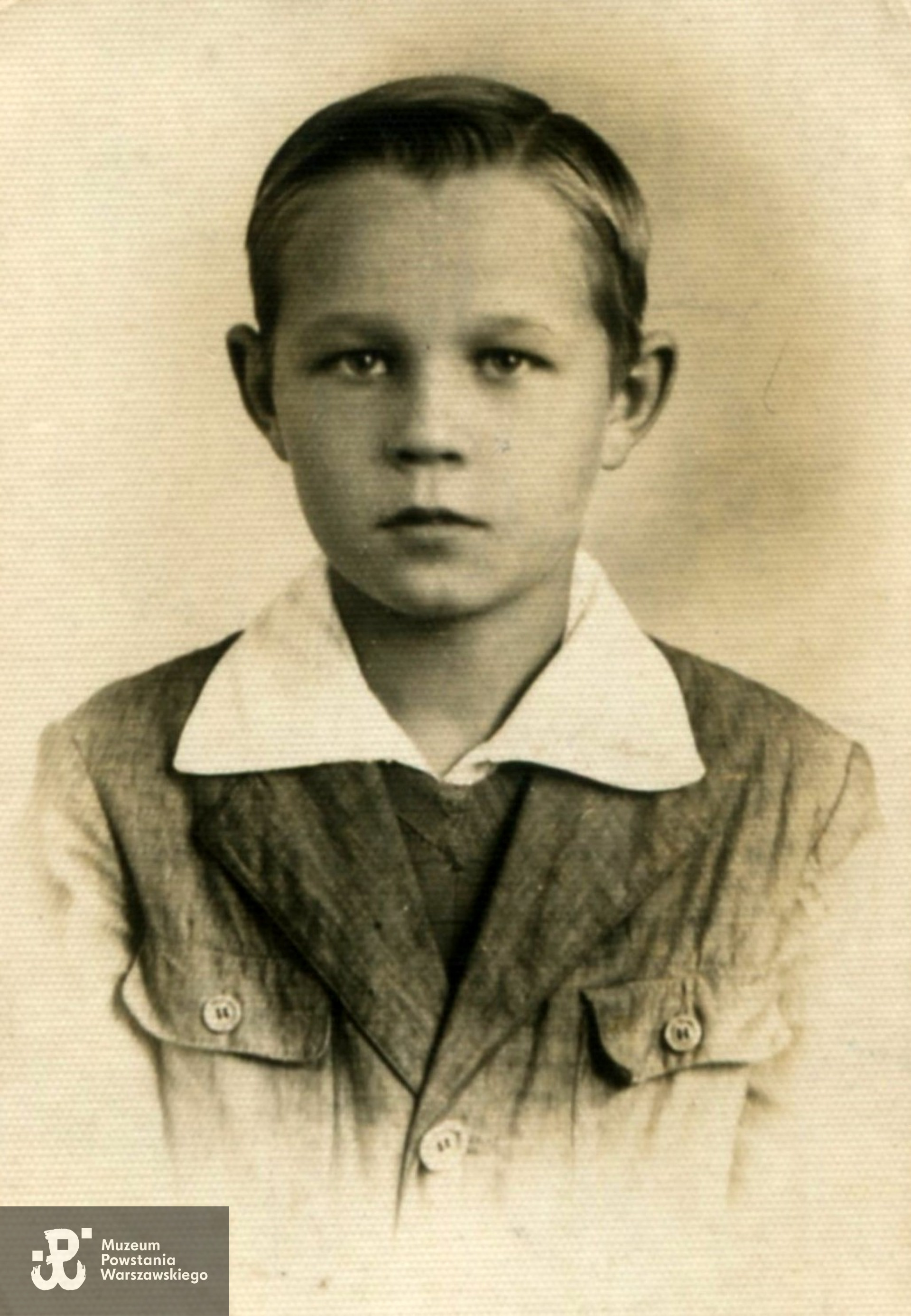 Jan Krystian Rogowski „Krystian” (1928-2023).  Fot. ze zbiorów  rodzinnych,  skan wykonano w Muzeum Powstania Warszawskiego, Teczki personalne uczestników Powstania Warszawskiego: Rogowski Jan Krystian, 
