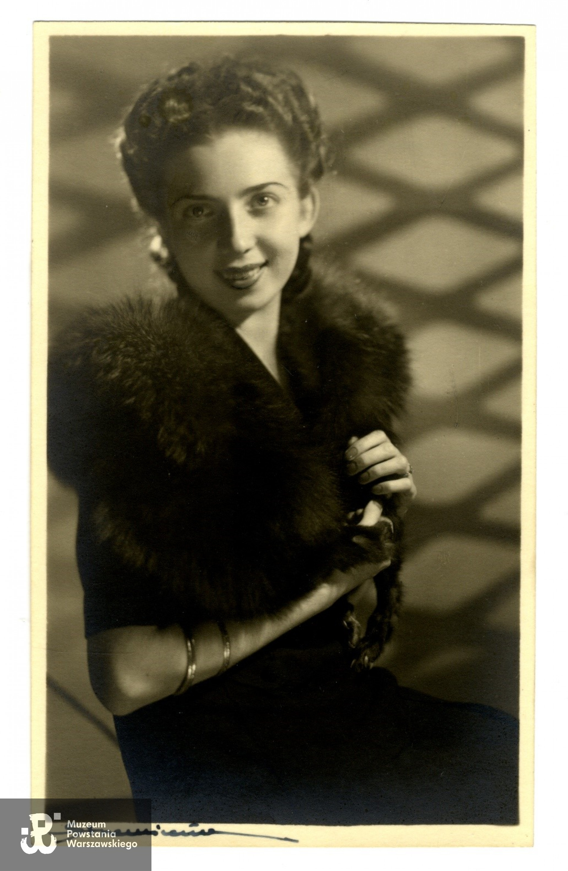 Danuta Hibner „Nina” (1923–2019). Fot. autor nieznany | ze zbiorów MPW, źr. Katarzyna Utracka, Kobiety Powstania , 02-08-2023, https://www.1944.pl/artykul/kobiety-powstania,5408.html