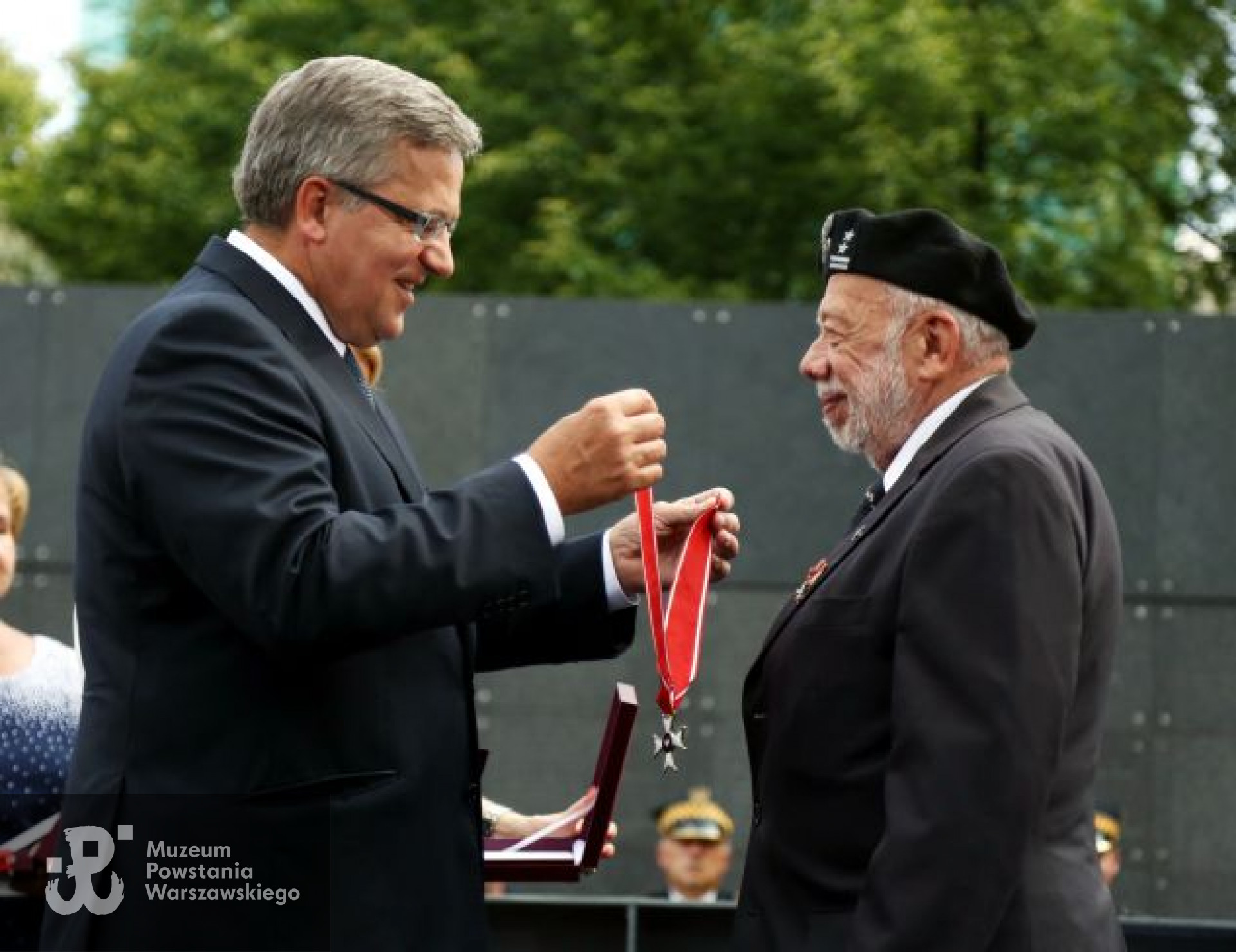 Wiceprezes Związku Powstańców Warszawy Zbigniew Galperyn   odbiera Krzyż Komandorski Orderu Odrodzenia Polski z rąk prezydenta Bronisława Komorowskiego. Fot. PAP/Tomasz Gzell