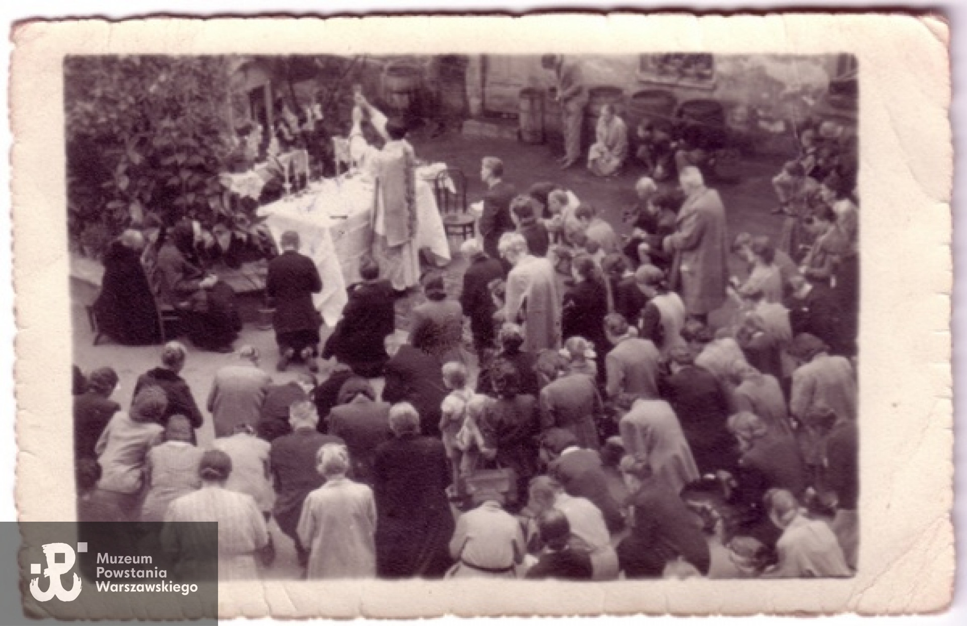 Zdjęcia z mszy polowej podczas Powstania Warszawskiego na jednym z warszawskim podwórek (prawdopodobnie Chmielna 16, tam gdzie dziadek mieszkał). Zdjęcia znalezione w archiwum domowym.