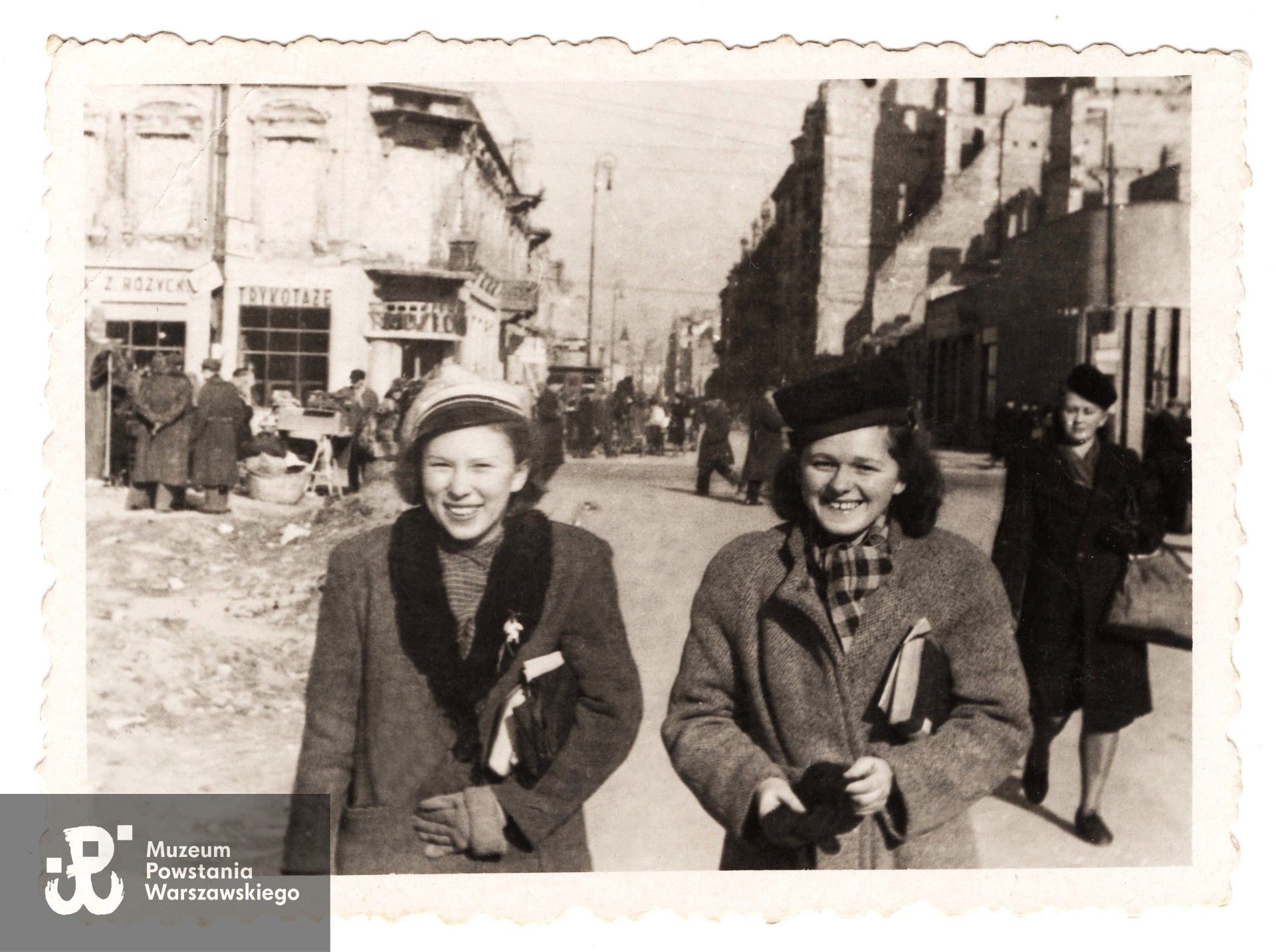 Hanna Frankowska (na zdjęciu w białej czapce uniwersyteckiej UW) na ulicy Marszałkowskiej, 1946 rok. Ze zbiorów p. Hanny Lebeckiej z domu Frankowskiej, skan wykonano w Muzeum Powstania Warszawskiego, 2024.