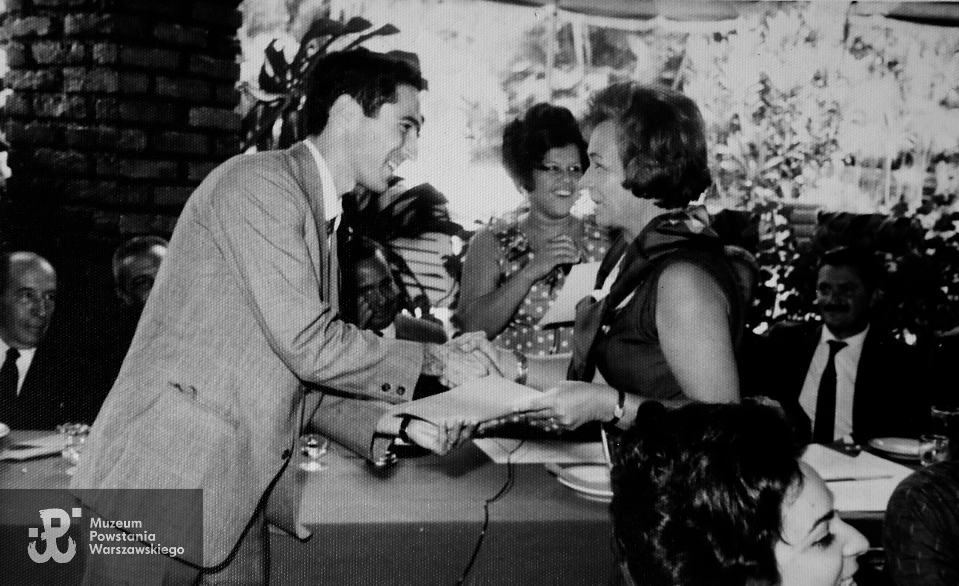 Janina Wścieklica otrzymuje nagrodę British Council, Belo Horizonte, 1967. Fot. z archiwum rodzinnego p. Janiny Szczepańskiej - Wścieklicy, fotografia opublikowana na stronach projektu "Archiwum Emigranta" -  Muzeum Emigracji w Gdyni <i> archiwumemigranta.pl.</i>