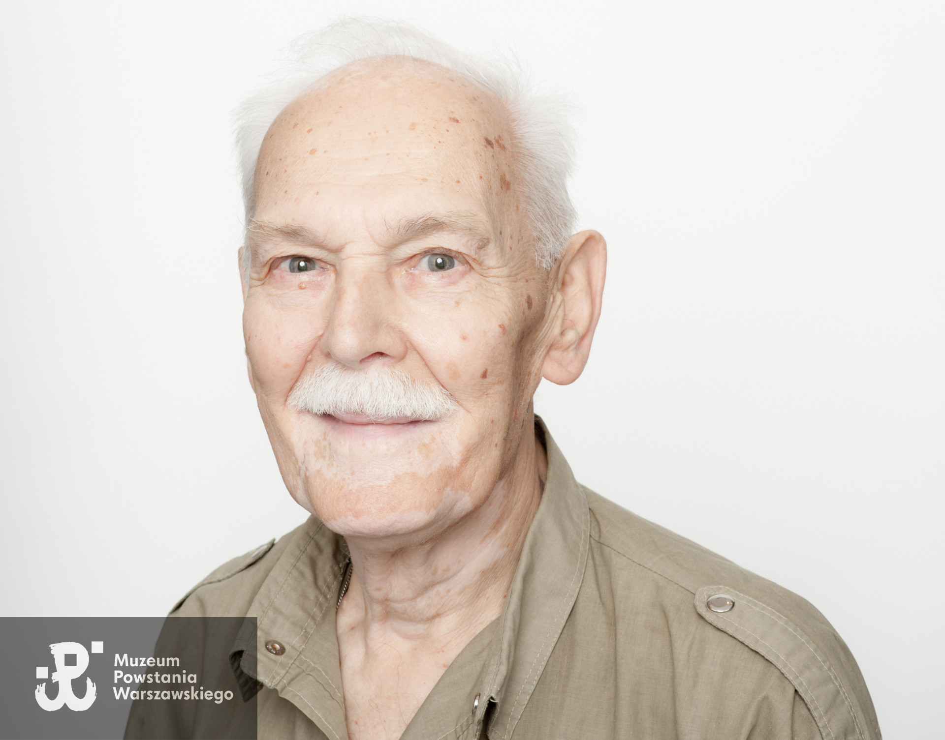 Bernard Stokowski „Bitny”. Zdjęcie z serii portretów Powstańców Warszawskich wykonanych w ramach projektu "1944/70/2014" realizowanego przez grupę WWPHOTO dla uczczenia 70. rocznicy wybuchu Powstania Warszawskiego. Muzeum Powstania Warszawskiego, 22.07-04.08 2013.