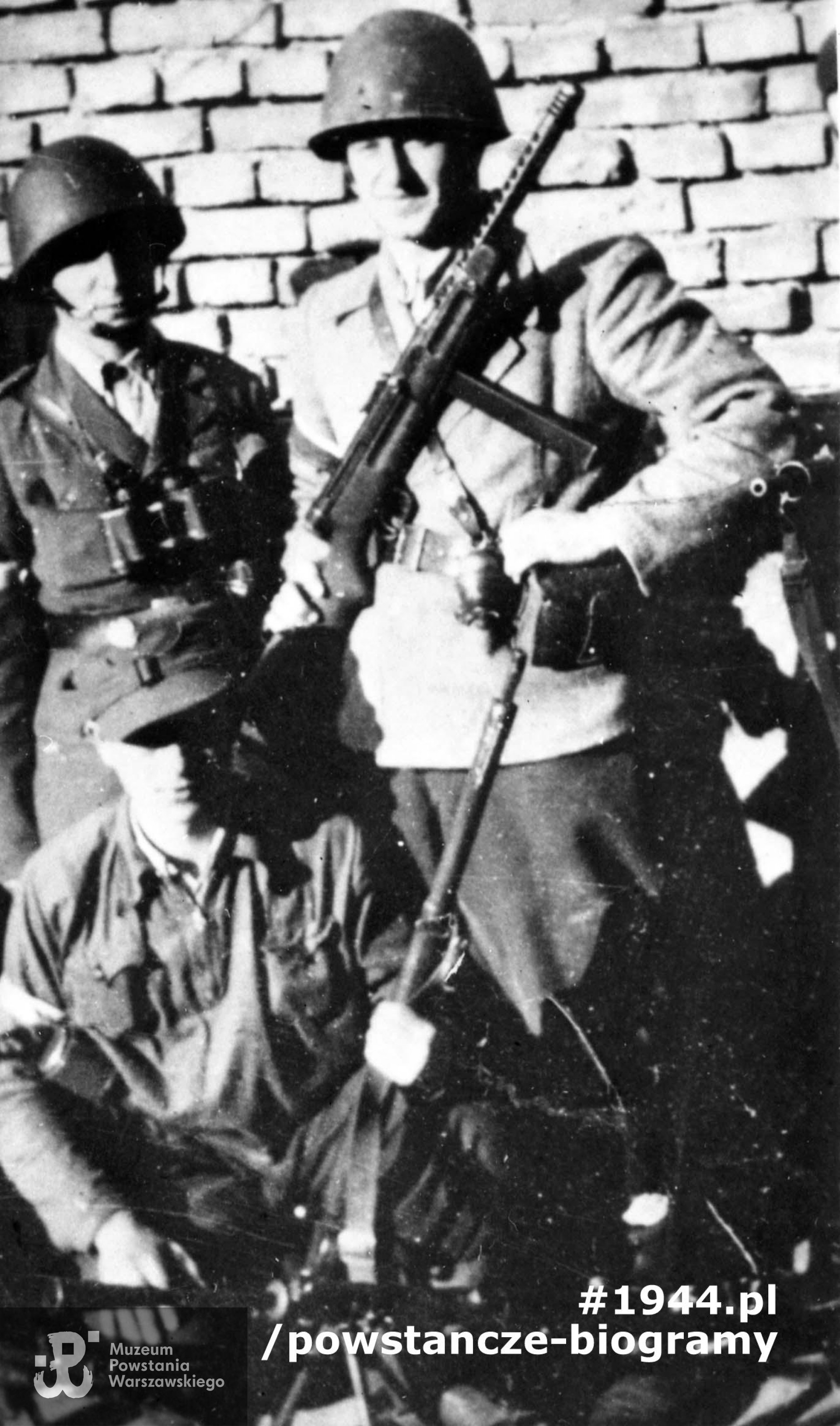Fotografia z Powstania Warszawskiego. Żoliborz, żołnierze zgrupowania "Żaglowiec" pluton 207 przed tzw. Czerwonym Domem (nieukończony dom w al. Wojska Polskiego róg Brodzińskiego). Od prawej: ppor. Witold Poniatowski "Chrobotek", ppor. Edward Redel "Lot", kuca kpr. Kazimierz Rutkowski "Kolumb". Ze zbiorów Muzeum Powstania Warszawskiego, sygn. MPW-IH/593