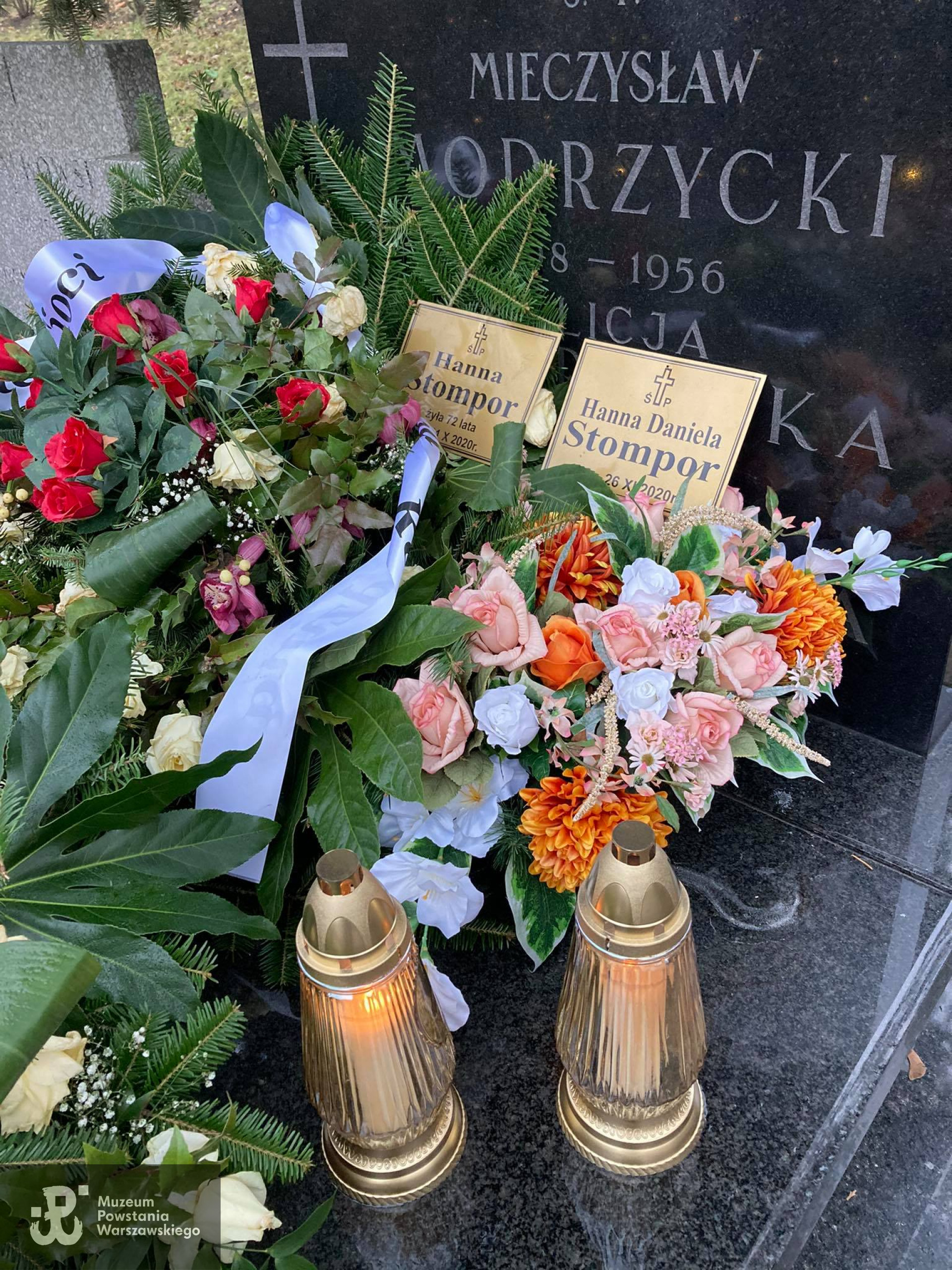 Pochowana została wraz z córką Hanną.  Zdjęcie grobu nadesłała Anna Tyrakowska
.