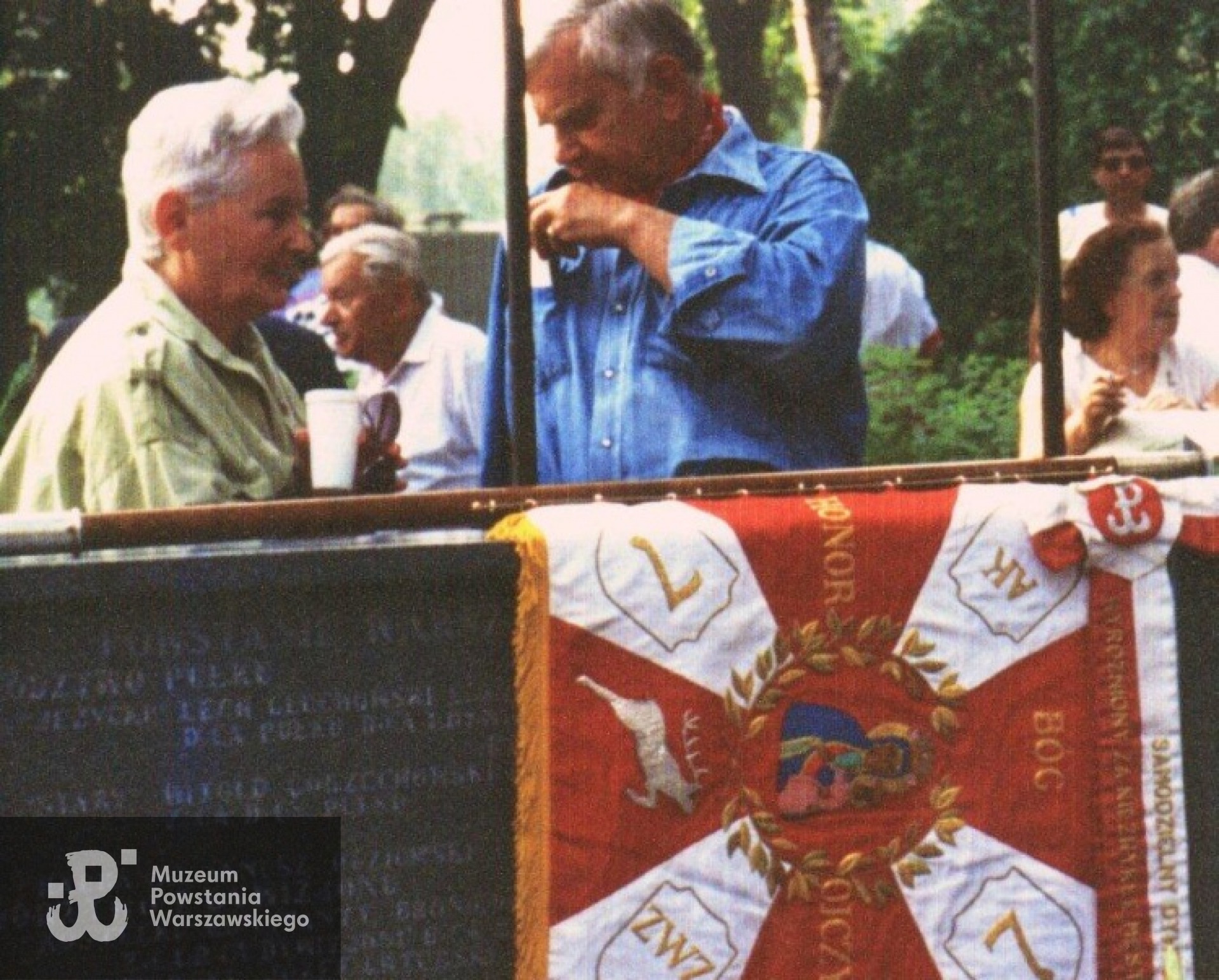 Od lewej: Hanna Kamler Szymańska, Piotr Mazur i sztandar Dywizjonu AK "Jeleń" - Warszawa, Powązki 1992