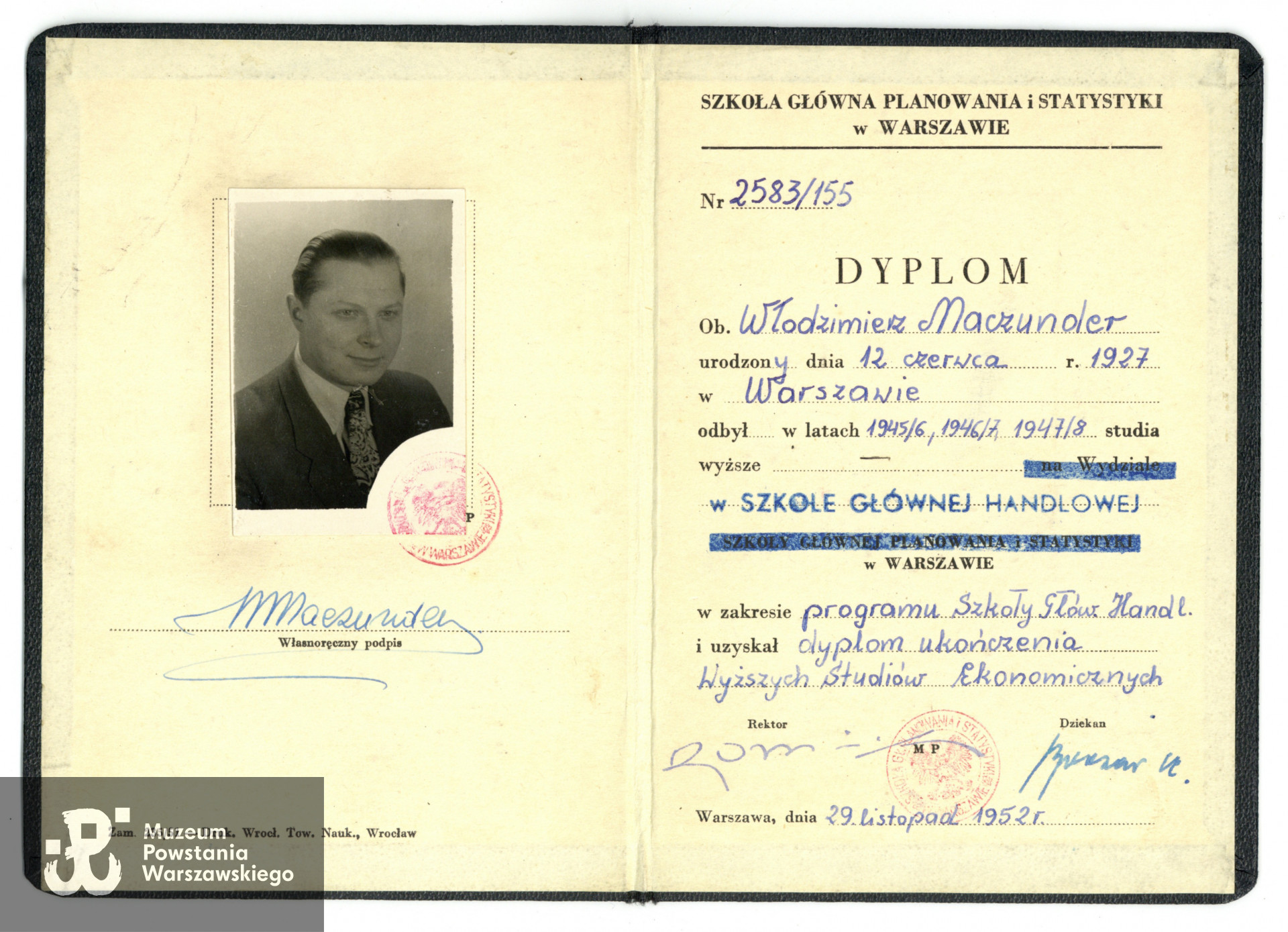 Dyplom ukończenia Wyższych Studiów Ekonomicznych "w zakresie programu Szkoły Głównej Handlowej" - wystawca dokumentu: SGH/SGPiS. Dokument ze zbiorów rodzinnych Pana Włodzimierza Maczundera ps. Chomik. Skany wykonano w Muzeum Powstania Warszawskiego, 09/2023