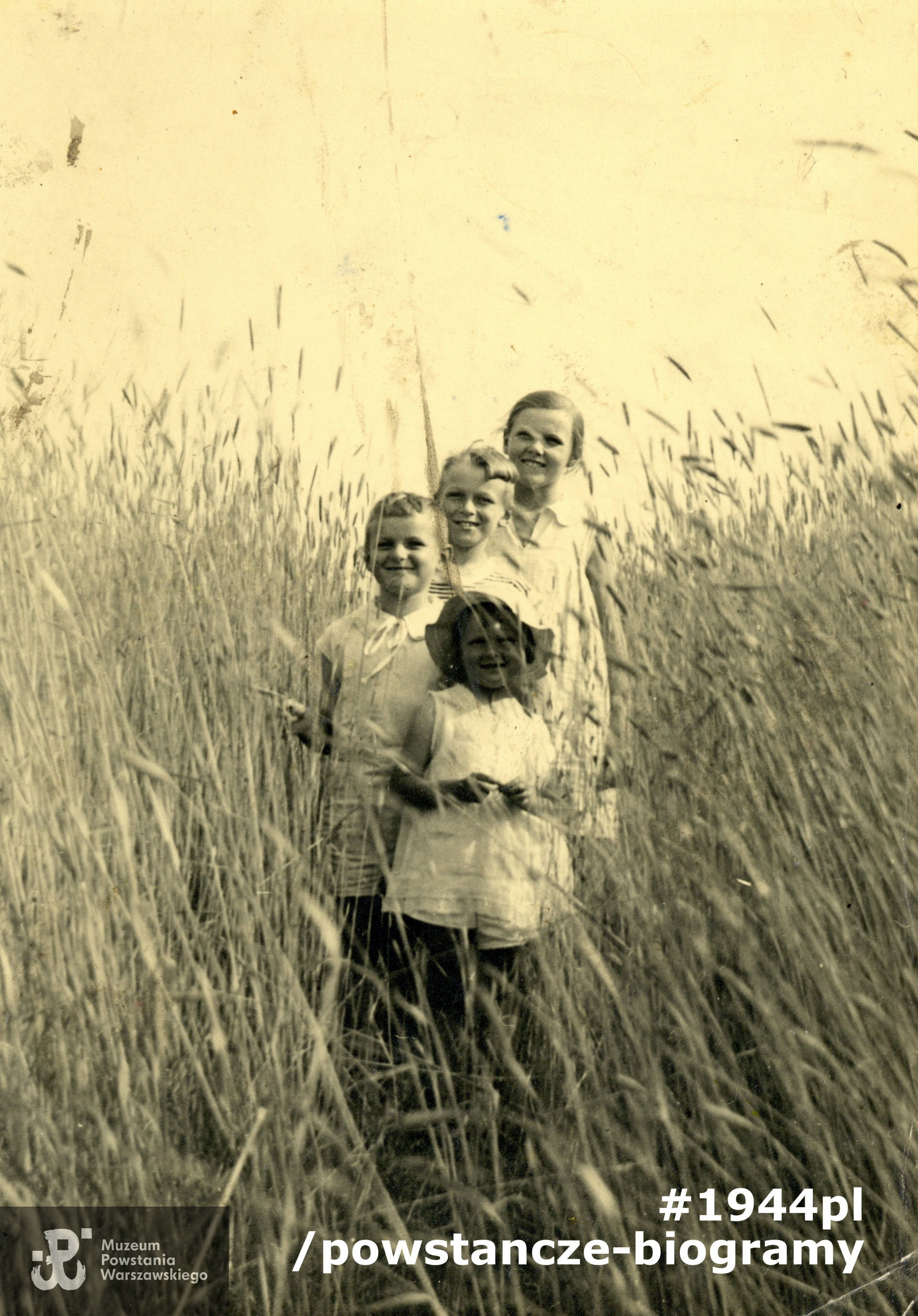 Rodzeństwo Rutkowskich na wakacjach pod Klarysewem: pierwsza od góry  widoczna Alina,  przed nią stoi Krzysztof (drugi od góry), poniżej -  Józef, a na przedzie, najniżej najmłodsza Elżbieta. Lato 1938 rok.  Fot. ze zbiorów rodzinnych udostępnione przez p. Jana Polaczka, syna Aliny Polaczkowej z d. Rutkowskiej ps. Alina