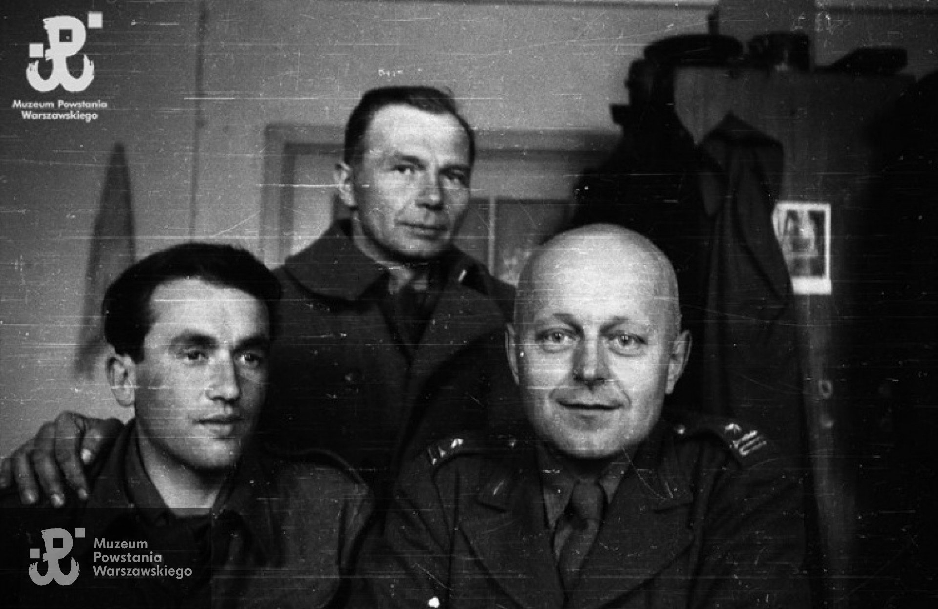 Fotografia z Oflagu X C w Lubece. Od lewej: ppor. cc Zygmunt Ulm "Szybki" - oficer ordynansowy dowództwa zgrupowania "Róg", kpt. Eugeniusz Ihnatowicz-Suszyński "Kamiński" - adiutant dowódcy Grupy "Północ", mjr Stanisław Błaszczak "Róg" - dowódca zgrupowania "Róg"