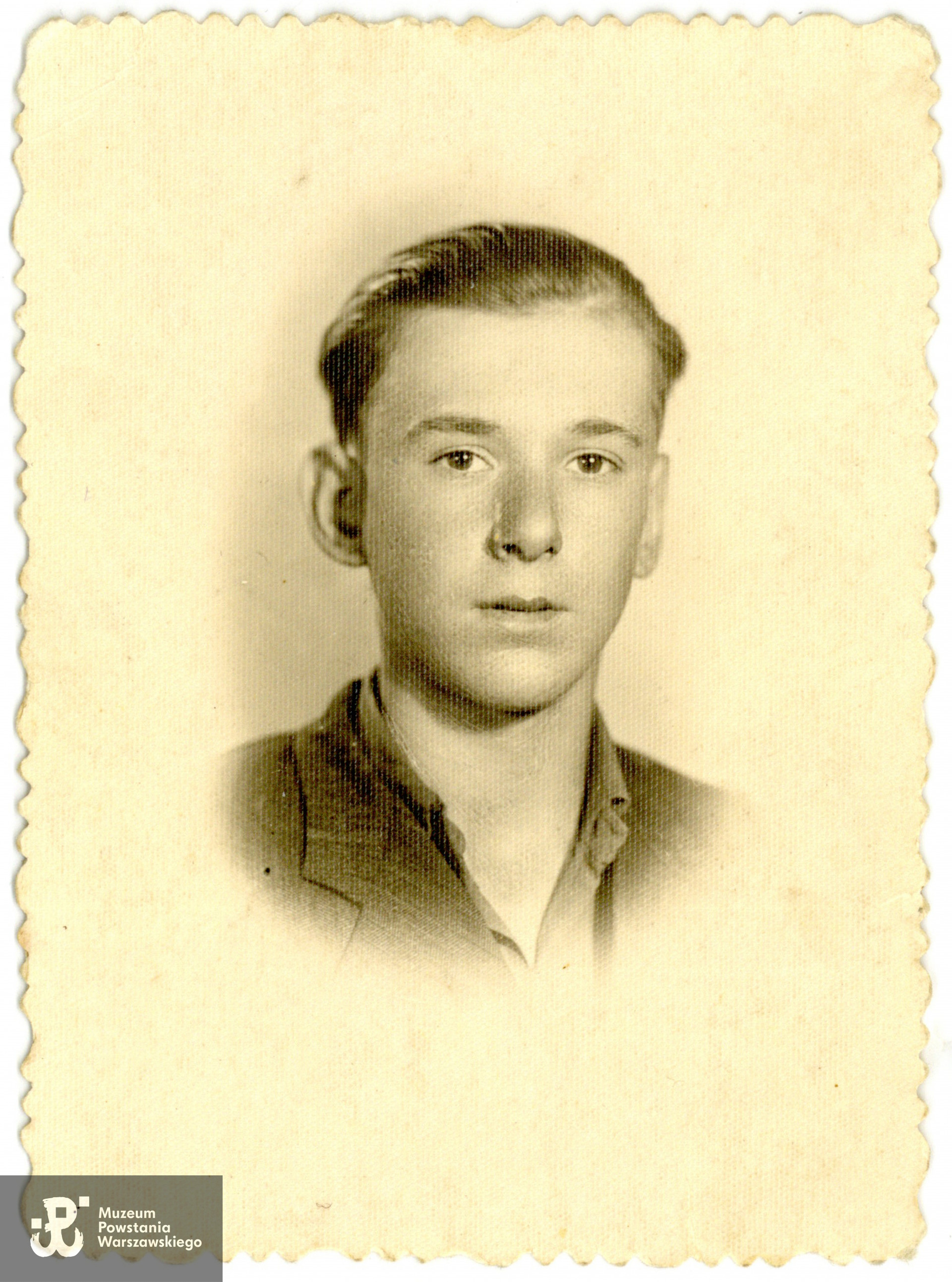 st. strzelec Adolf Pursa ps. Grajdołek (1926-2008). Fot. ze zbiorów rodzinnych, do wykonania kopii udostępniła p. Elżbieta Wysocka, córka Powstańca. Skany wykonano w Muzeum Powstania Warszawskiego w grudniu 2023 r. 