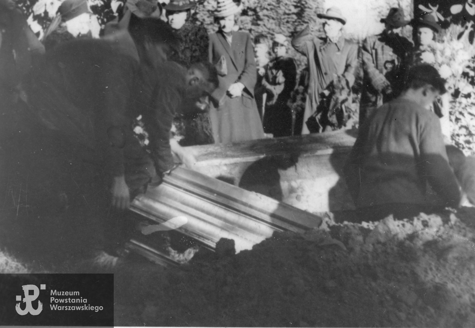 Uroczystości pogrzebowe, 12.10.1945 roku, Powązki Wojskowe. Fot. ze zbiorów rodzinnych p. Sebastiana Przybyłowicza. 