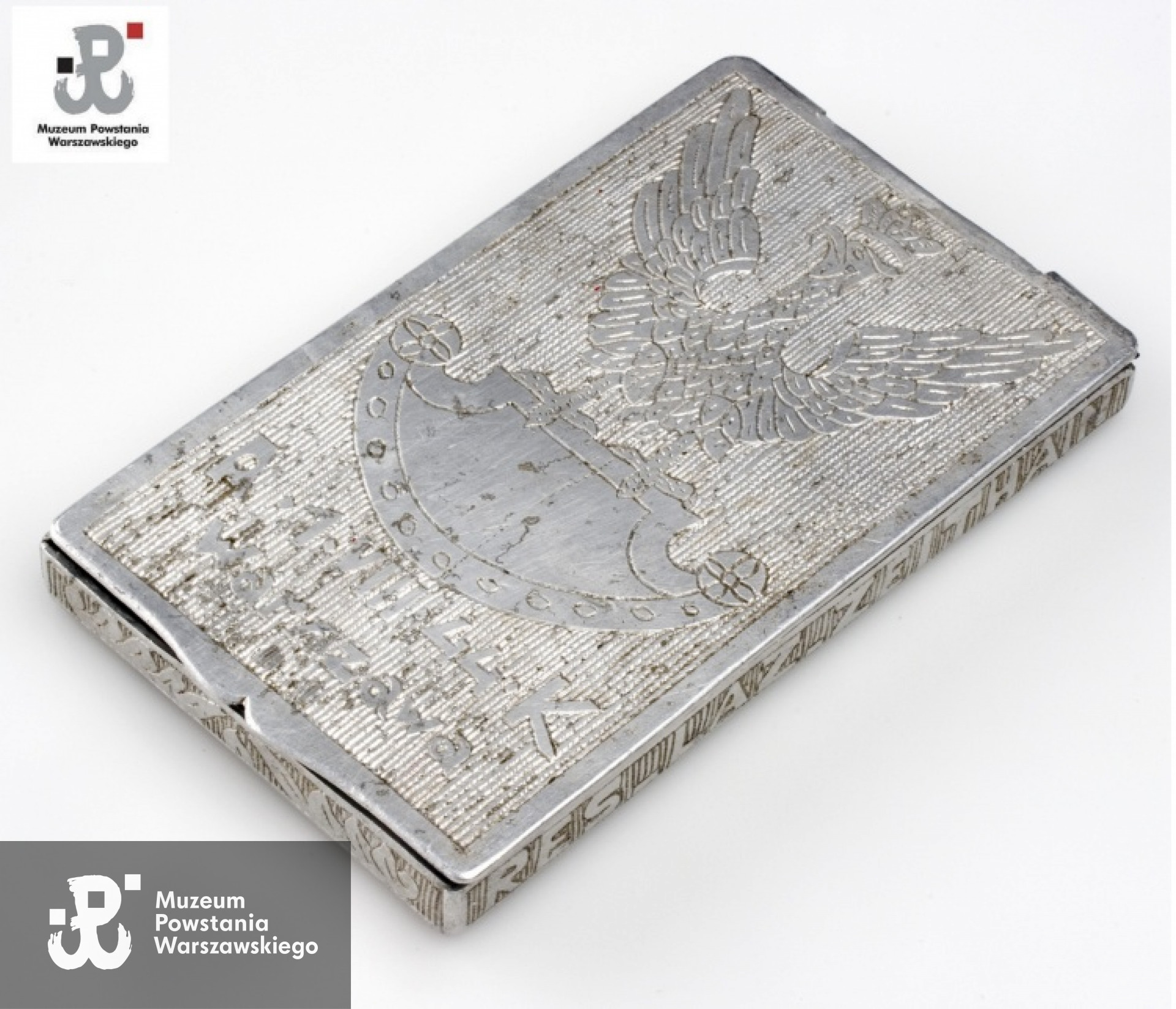 Papierośnica wykonana z menażki w obozie Zeithain przez Czesława Czekalskiego dla przyszłej żony - Zofii Sosnowskiej, obecnie Czekalskiej.  Ze zbiorów Muzeum Powstania Warszawskiego - dar Zofii Czekalskiej ps. "Sosenka"