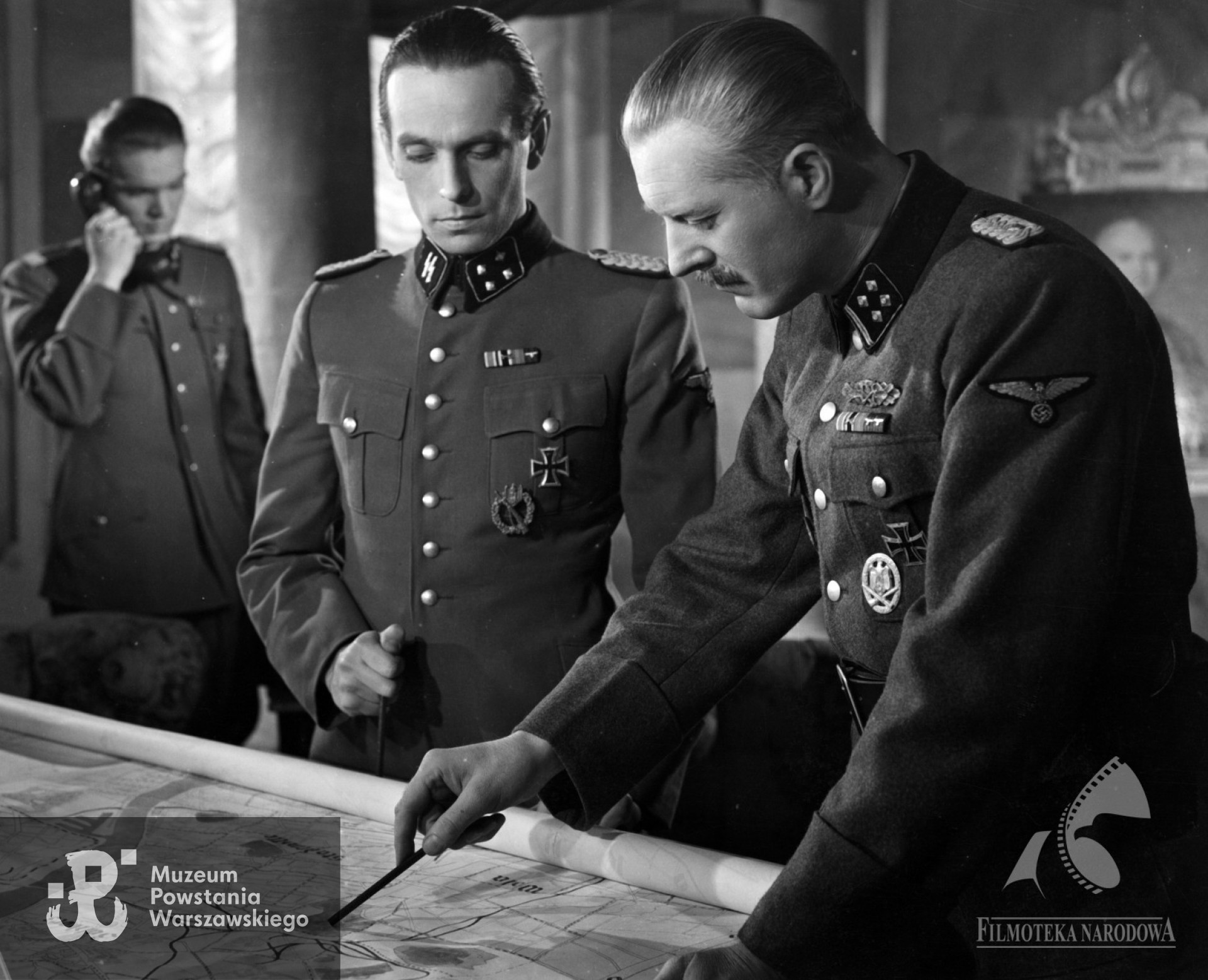 W roli esesmana (na zdjęciu w środku) w filmie "Miasto nieujarzmione" (1950). Fot. ze zbiorów Filmoteki Narodowej - Instytut  Audiowizualny (FINA)