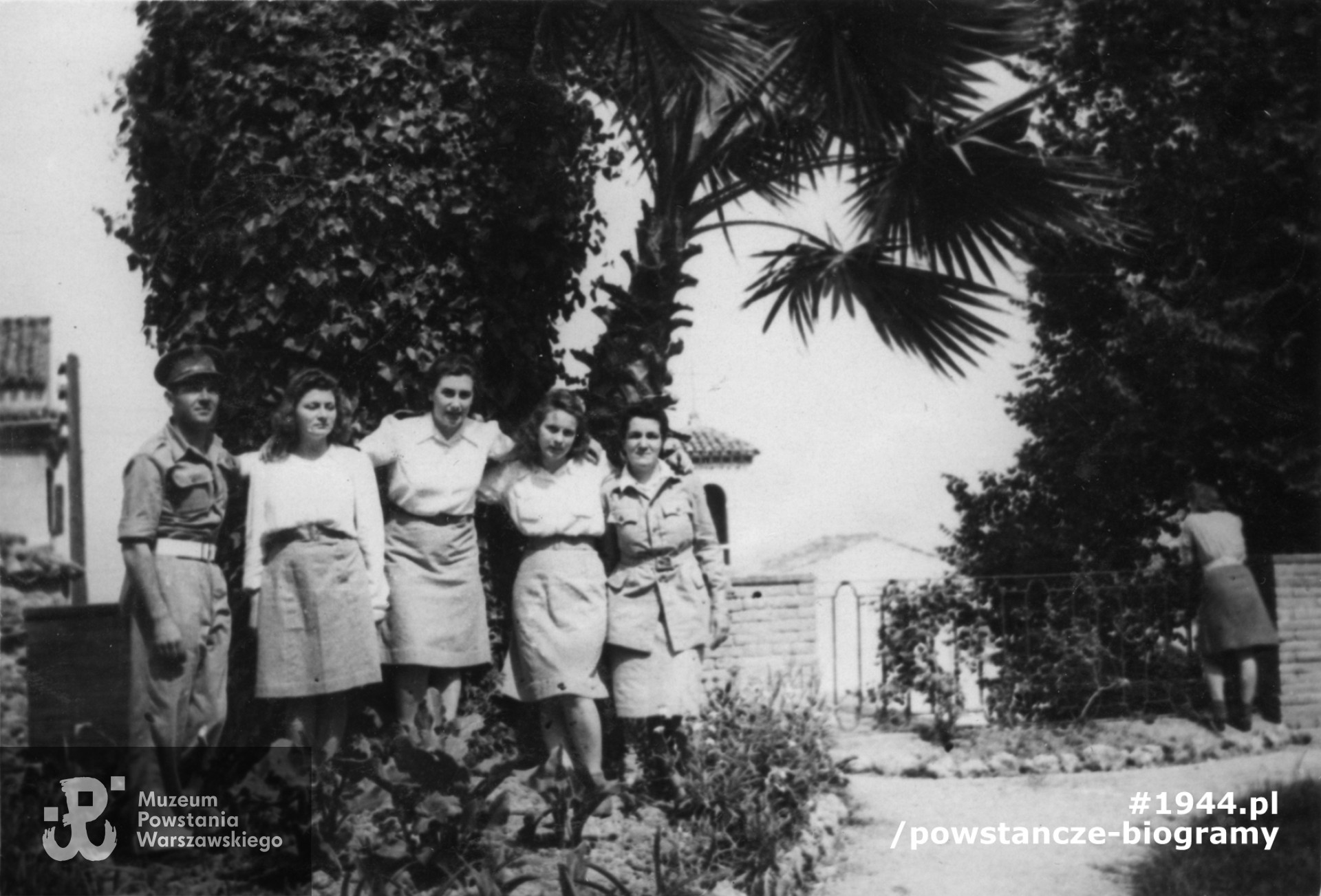 Włochy. Porto San Giorgio. Uczennice Służby Kobiet w towarzystwie brata Heleny , Bolesława Małyszko podczas spaceru. Pierwszy od lewej Bolesław Małyszko, druga Helena, pierwsza z prawej Maria Małyszko, ich siostra. Fot. ze zbiorów Muzeum Powstania Warszawskiego, sygn. MPW-IS/755/125