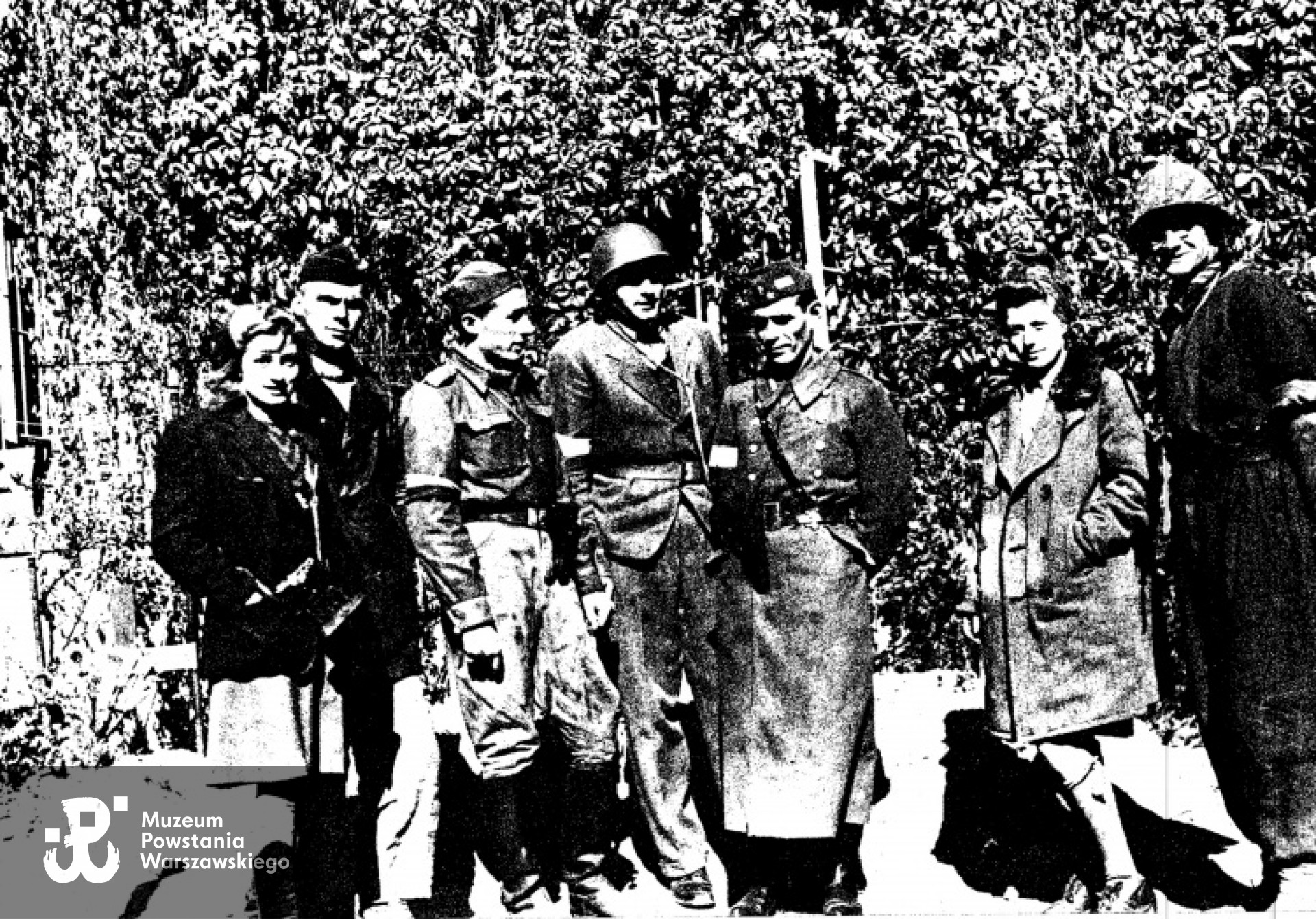 Zdjęcie z okresu Powstania opublikowane w "Reportażach z Powstania Warszawskiego" (KAW 1983).  Krystyna Litwińska stoi druga od prawej. Ze zbiorów Joe Sobolewskiego.