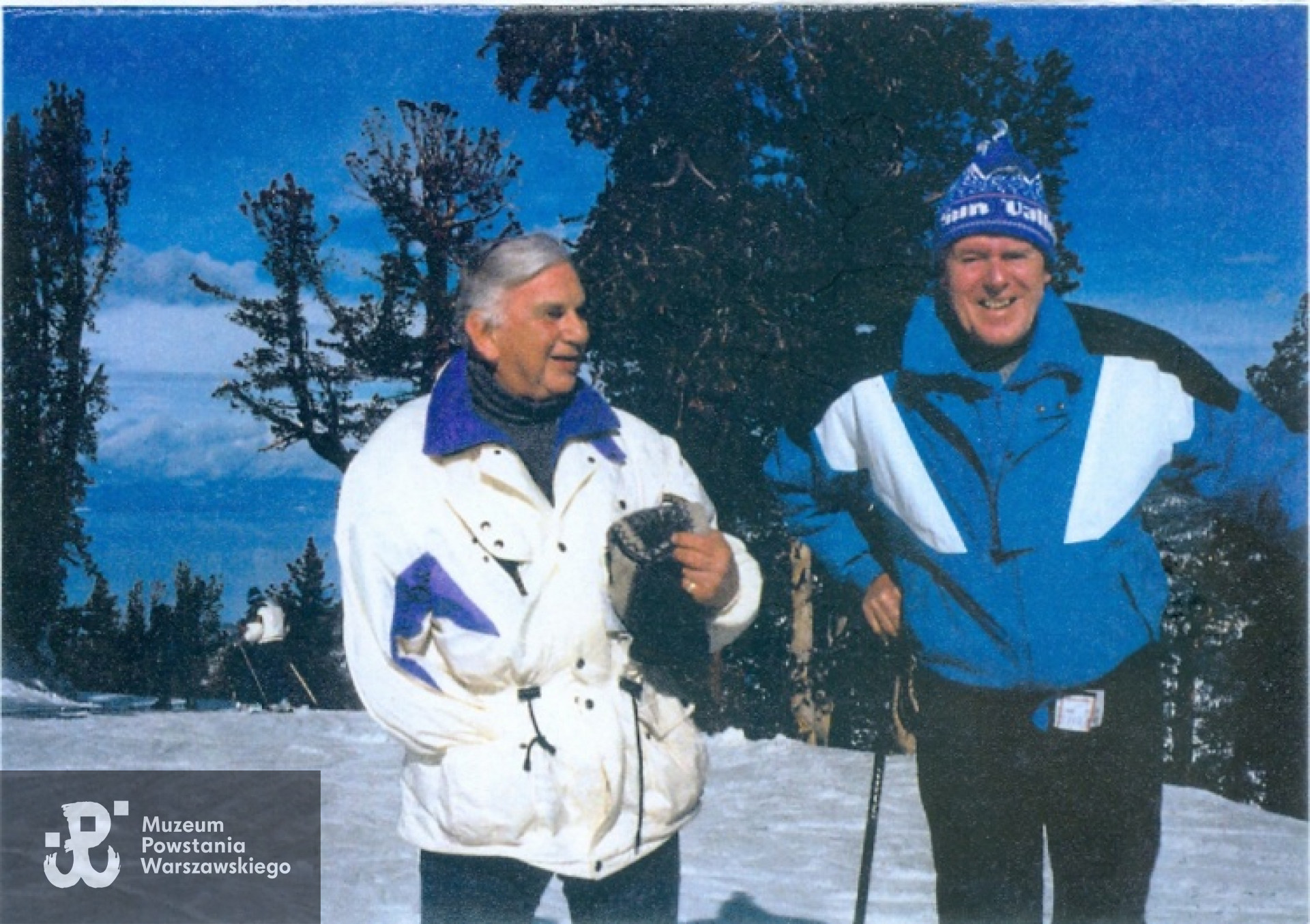 Dionizy Piotr Mazur "Piotrek" na nartach w Sierra Nevada w Kalifornii ze swym przyjacielem Zbigniewem Mrozem ps. "Grey", który w czasie jednej z akcji Kompanii Kadeckiej w styczniu 1943 roku stracił prawą stopę.