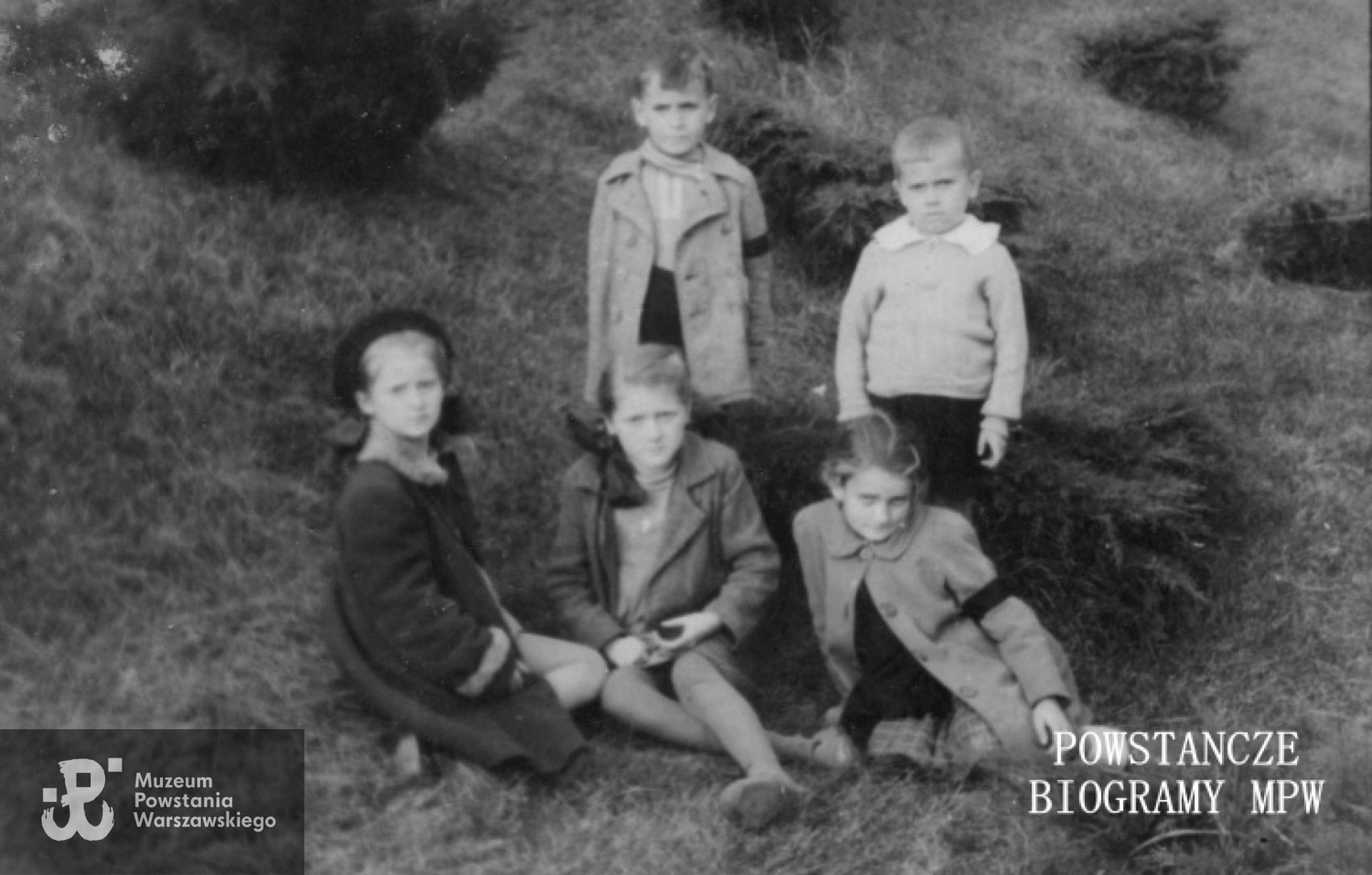 W Parku Wilsona na Żoliborzu - 1941 rok. Stefania Adamska siedzi na dole, druga z lewej. Fot. archiwum rodzinne