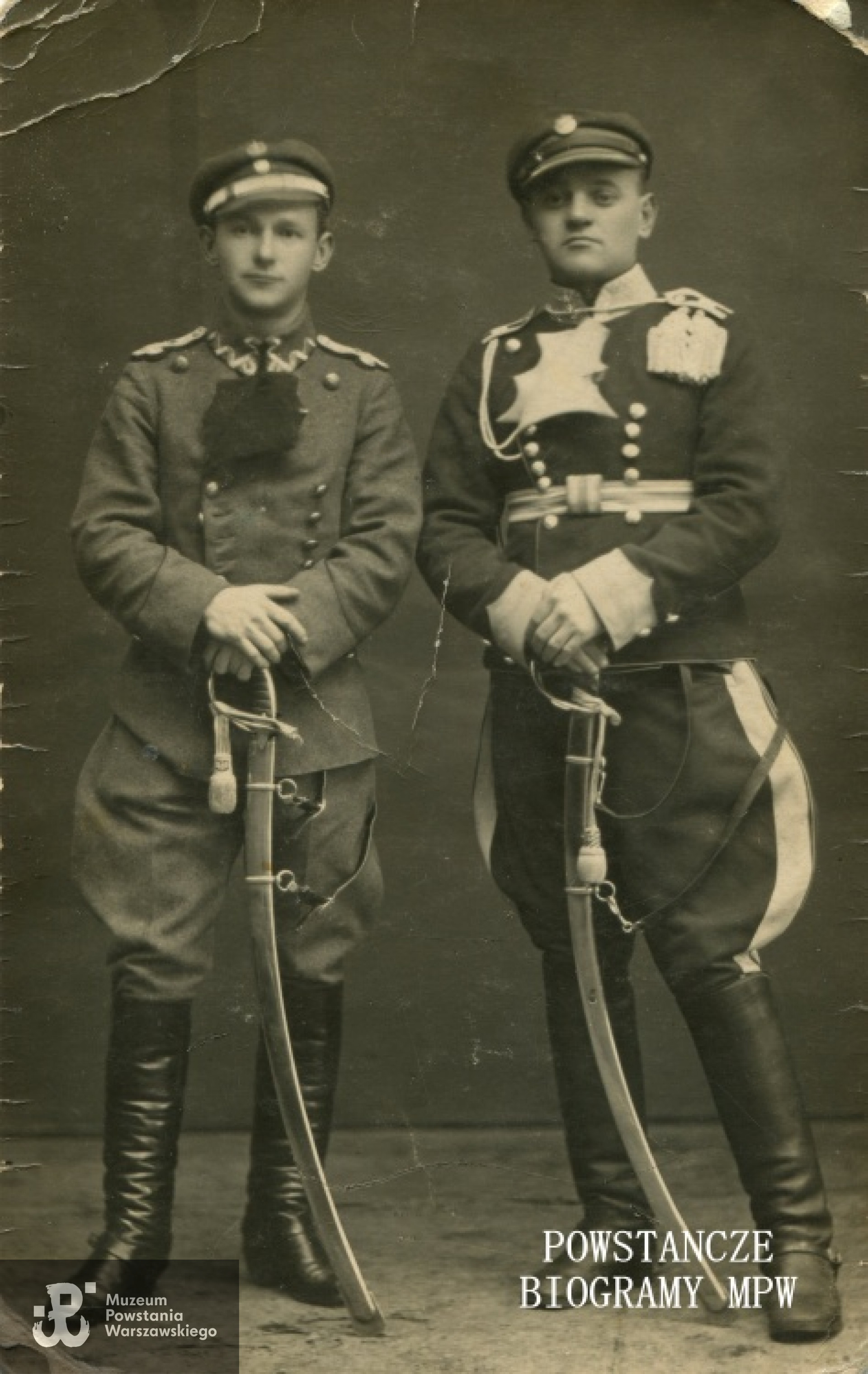 Zdjęcie wykonane około 1920 roku - pierwszy z prawej stoi Ryszard Szczepański, obok Walery Szczepański. Fot. z archiwum rodzinnego.
