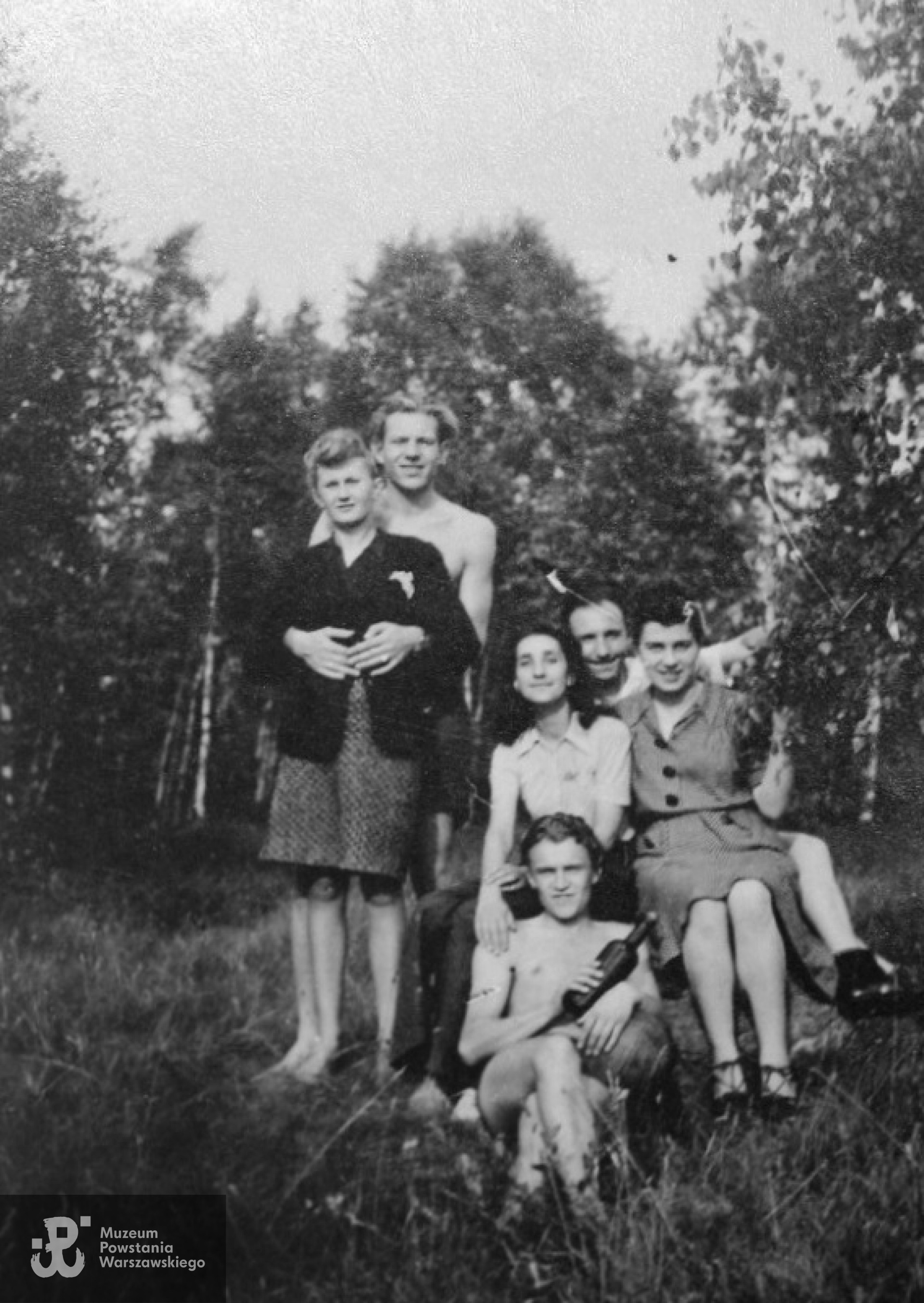 Wycieczka podczas okupacji, z lewej stoi "Jarek" radiotelgrafista, w środku Halszka i Roman Bratny. Fot. ze zbiorów  Andrzeja Mularczyka, źródło <i>http://www.muzeumkonstancina.pl/dbimage_gallery_image_414.jpg</i>