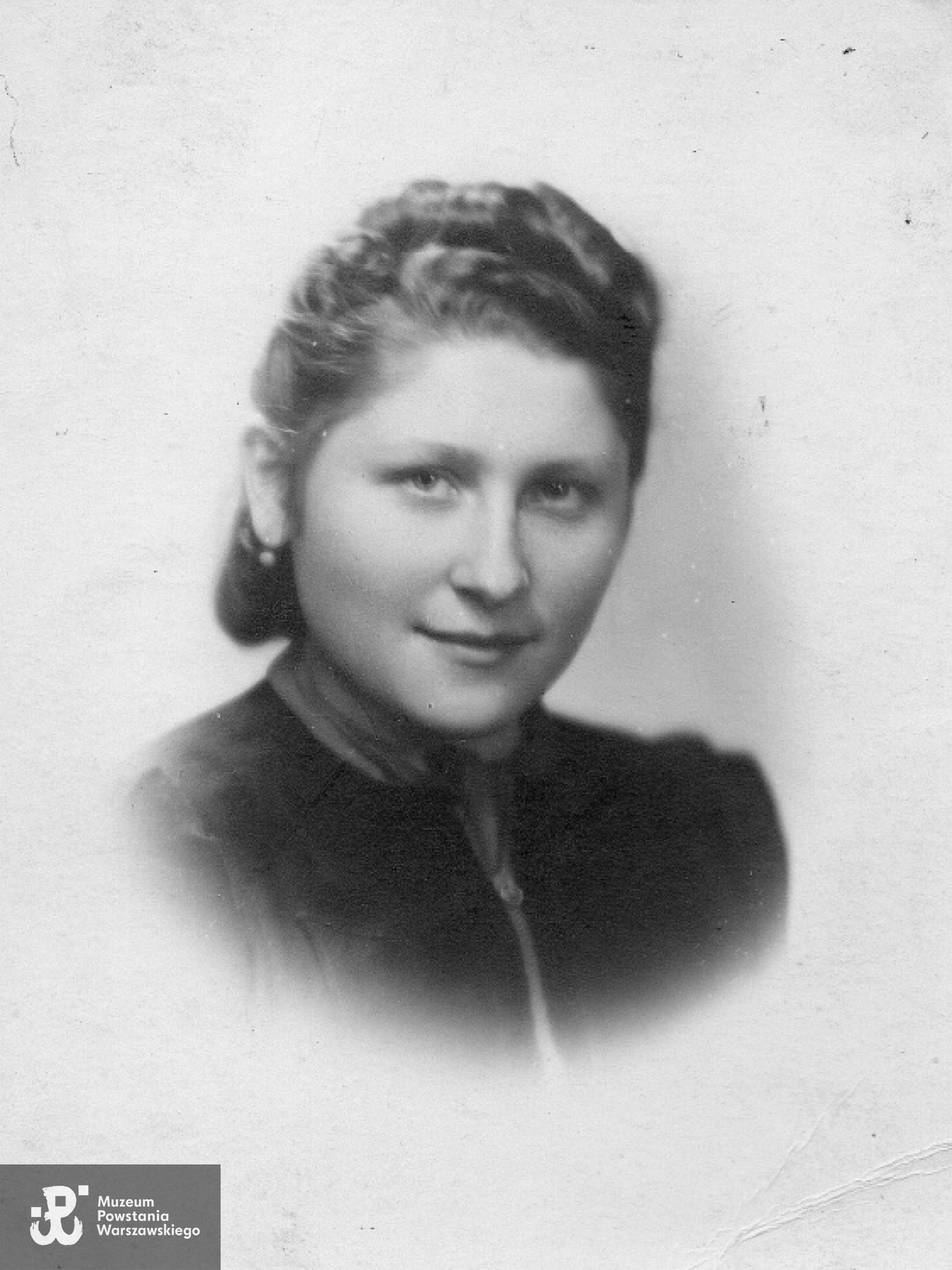 Halina Loga w roku 1942. Zbiory Archiwum 2. Harcerskiej  Baterii Artylerii Przeciwlotniczej "Żbik"