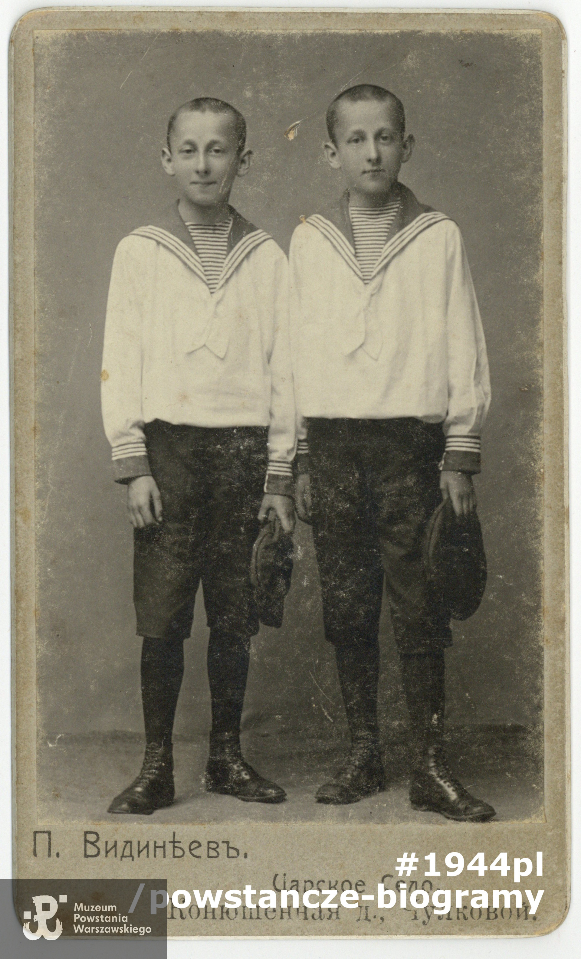 Antoni z bratem bliźniakiem - Brunonem Ogulewiczem. Fot. ze zbiorów rodzinnych udostępniona przez p. Ryszarda Pijarczyka.