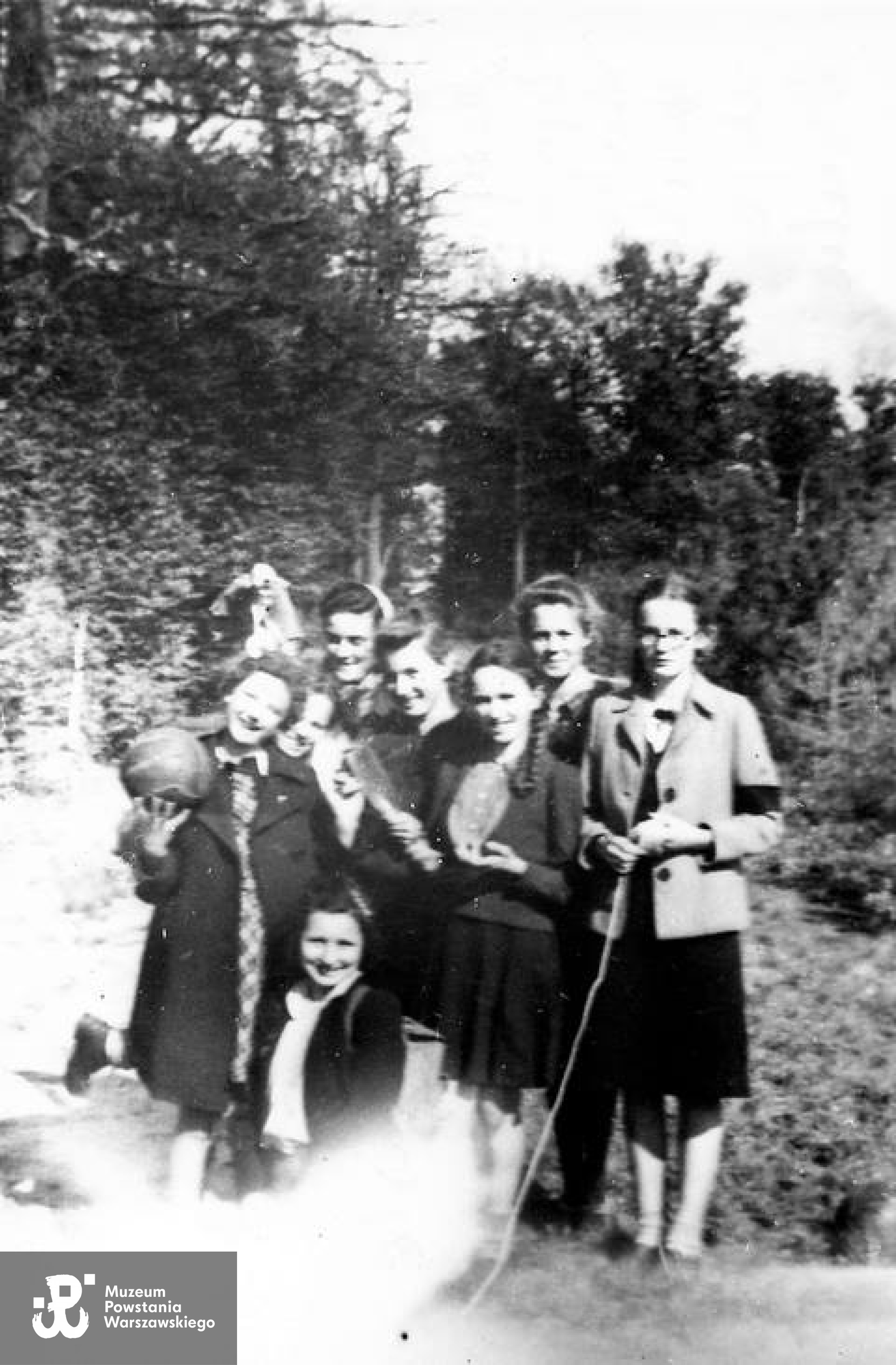 Wycieczka harcerska w 1943 roku - zastęp "Łosi". Fot. z archiwum rodzinnego Hanny Szczepanowskiej, dzięki uprzejmości J. Wawszczyka.