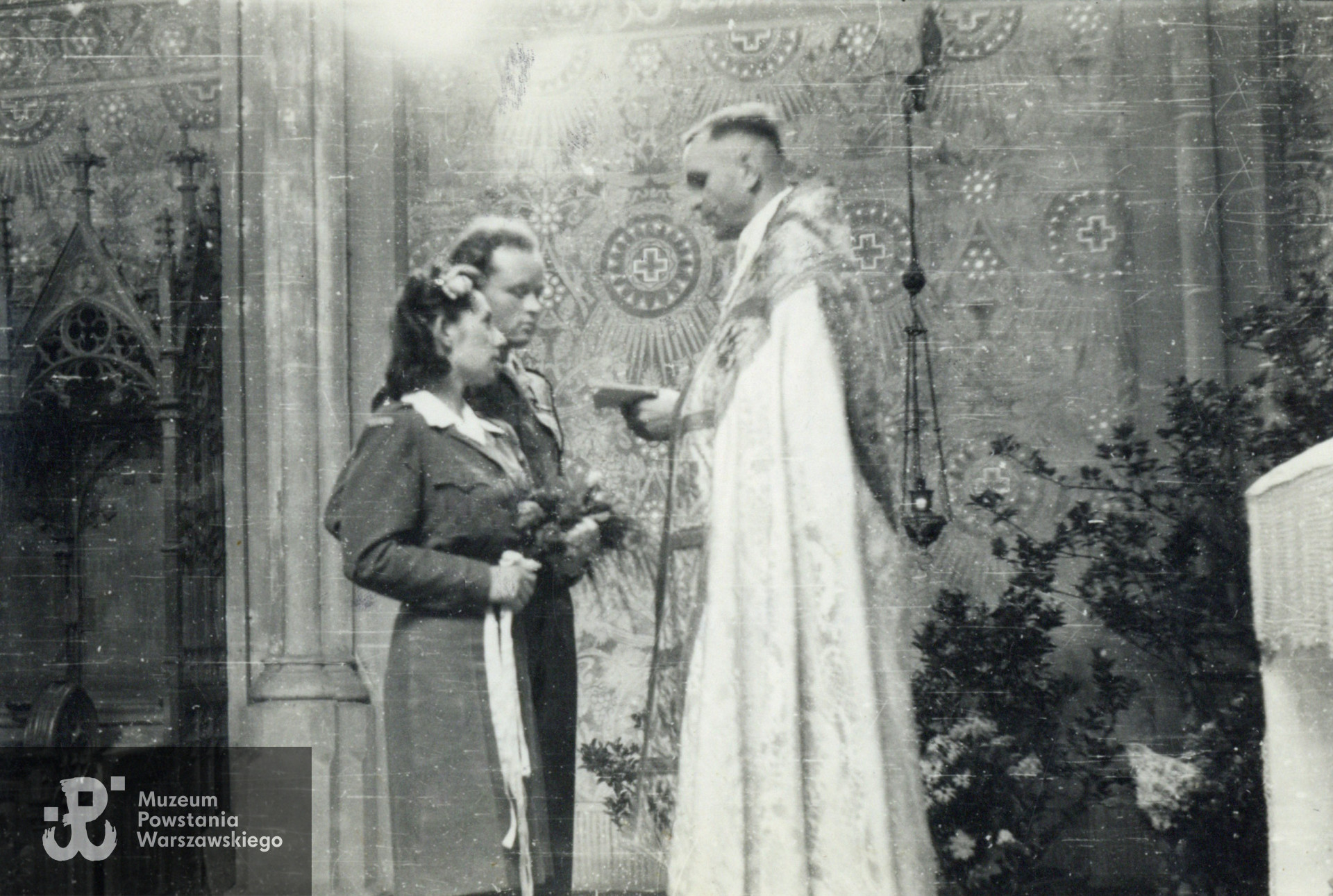 Ślub Wandy Lewandowskiej „Apteki” z żołnierzem 1 Dywizji Pancernej gen. „Maczka". 1946 rok. Ze zbiorów Muzeum Powstania Warszawskiego, sygn. P/9646, dar p. Haliny Jędrzejewskiej - Chodzickiej ps. Bebi