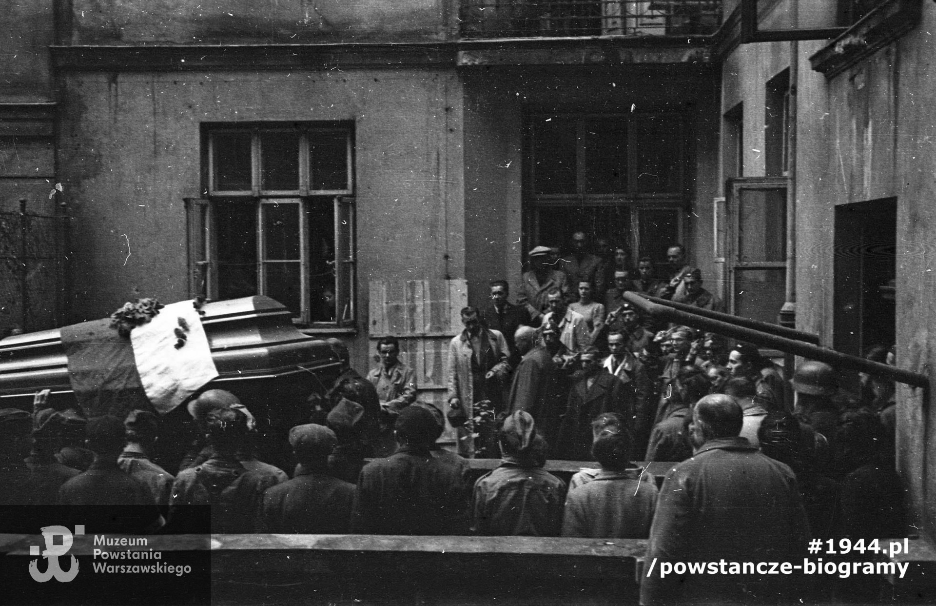 Fotografia z Powstania Warszawskiego, II połowa września 1944 r.  Pogrzeb kpr. pchor. Bohdana Sobocińskiego, syna płk Albina Sobocińskiego "Roland" z OW - KB na podwórzu kamienicy Szopena 16. Autorem zdjęcia jest Marian Grabski "Wyrwa". Fot. ze zbiorów Muzeum Powstania Warszawskiego