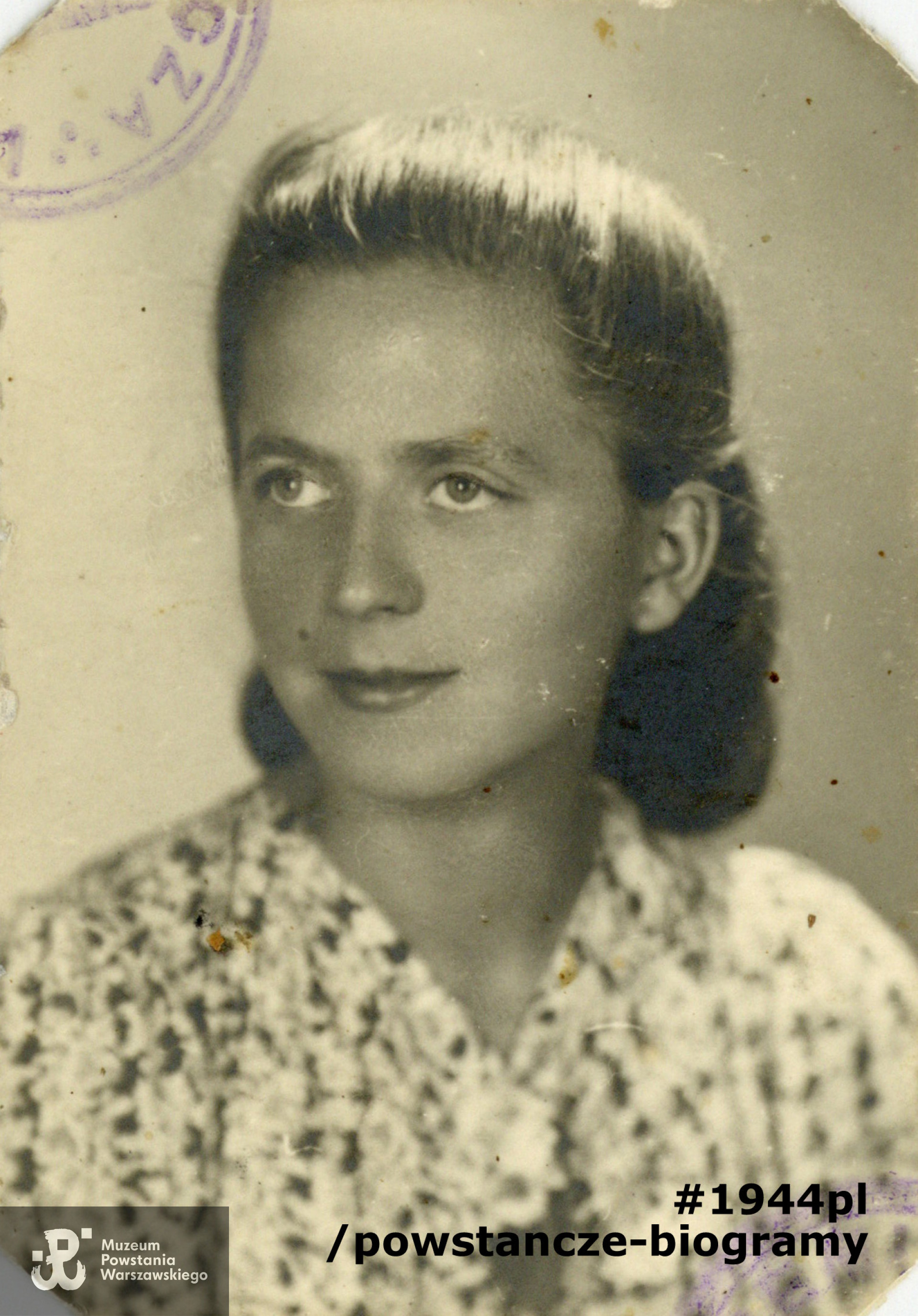 Janina Ewa Trzecińska "Żaneta", po m. Kozarzewska (1921-2003). Na zdjęciu w roku 1941. Fot. ze zbiorów rodzinnych p. Barbary Bartosiewicz z d. Kozarzewskiej, skan wykonany w Muzeum Powstania Warszawskiego.