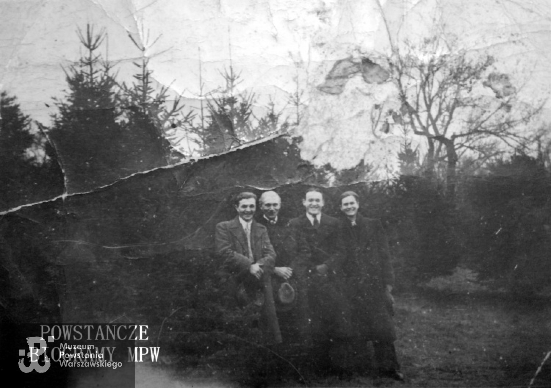 Józef Banaś na zdjęciu z kolegami, stoi najprawdopodobniej II (?) od lewej. Fot. archiwum rodzinne, identyfikowała przyrodnia siostra Józefa (84 l.)