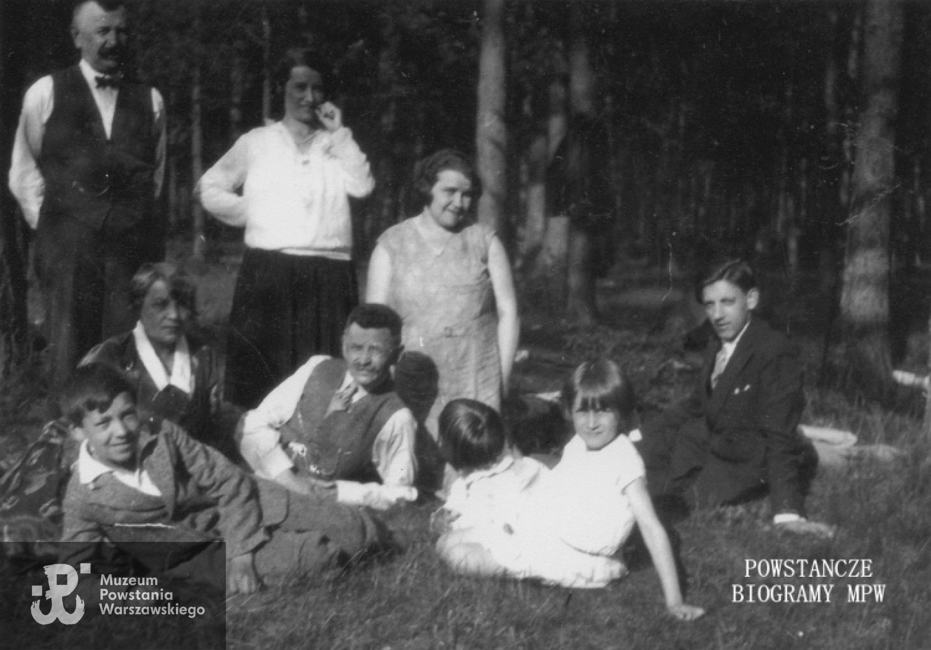 Rodzina Mieczyńskich w Aninie ok. 1927 roku lub nieco później. Marian Tadeusz Mieczyński ps. "Dunin" siedzi  pierwszy z prawej. Fot. udostępnione przez p. Annę Mieczyńską-Jerominek