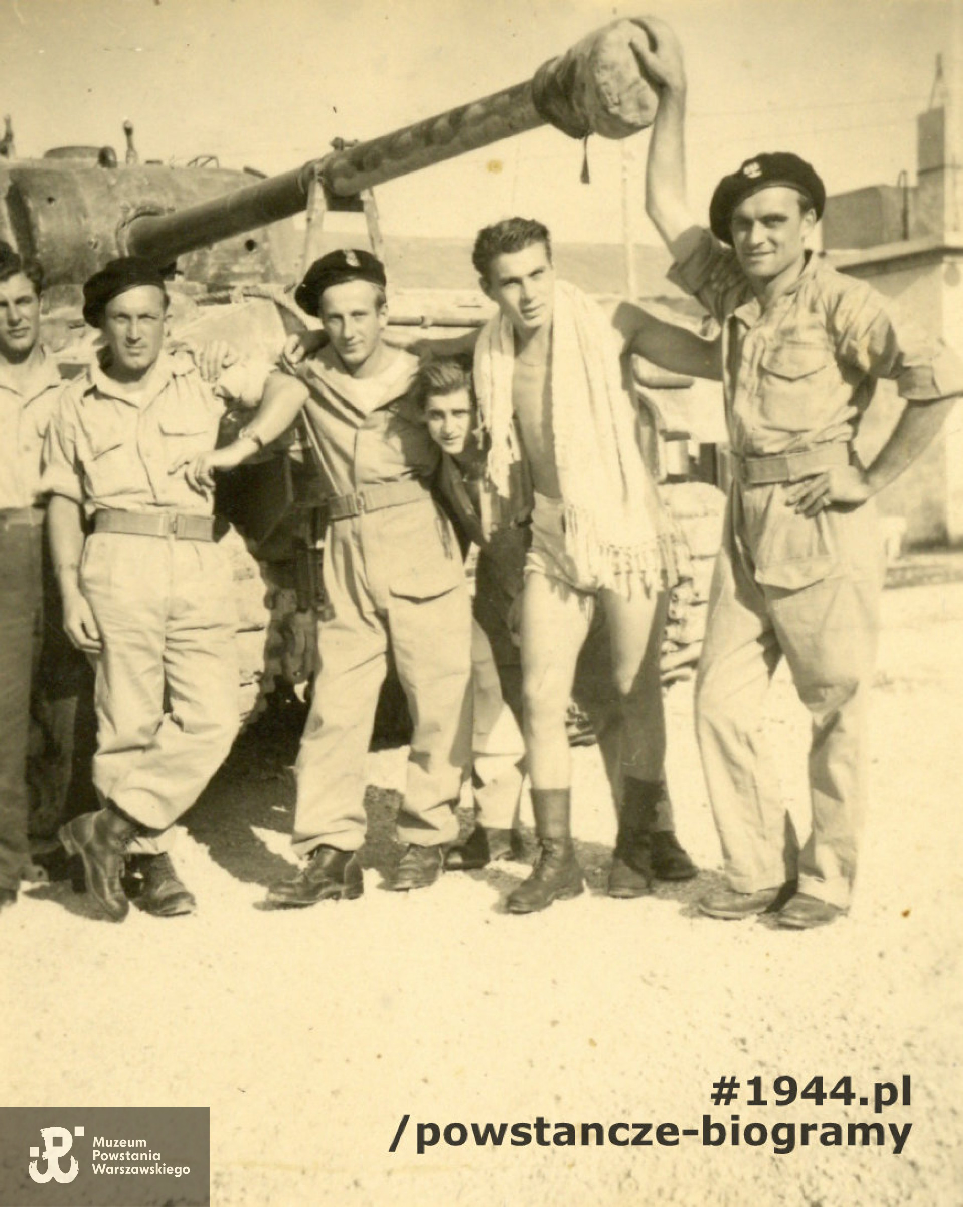 Fotografia z okresu służby w PSZ. Stanisław Nowakowski stoi stoi drugi od lewej. Ze zbiorów rodzinnych,  p. Marii i  Wojciecha Łękawskich