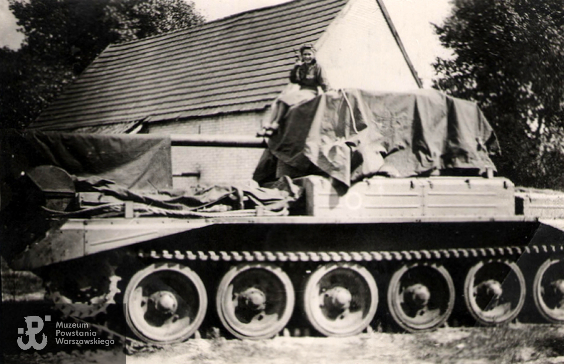 Irena Loga w Niederlangen 15 września 1945 r. Ze zbiorów Ireny Loga. / Archiwum 2. HBAP "Żbik"