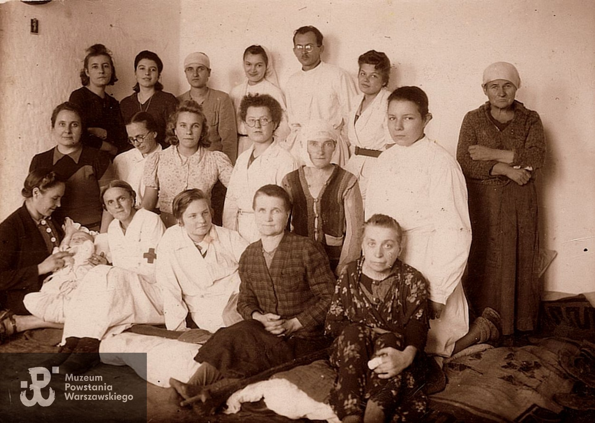 Fotografia przedstawiająca personel i pacjentów  Szpitala Polowego nr 203  na Bielanach, Al. Zjednoczenia 34, po Powstaniu ewakuowanego do Witowa. Czesława (Sława) Imiela stoi trzecia od prawej. Skan udostępnił p. Robert Brugier