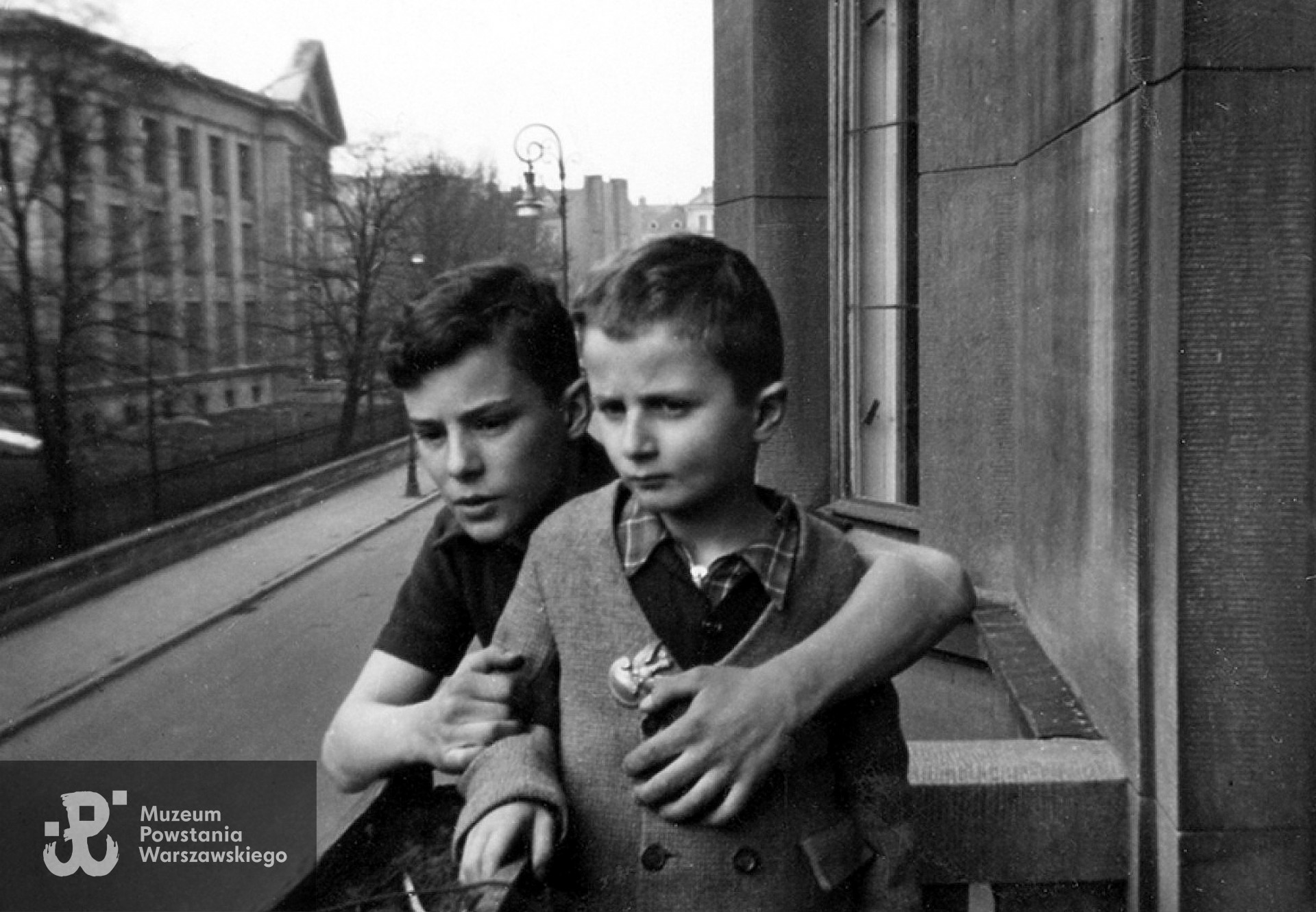 Allan Andrzej Semadeni (z lewej) z młodszym bratem Zbigniewem ok. 1943 roku na balkonie mieszkania  przy ul. Noakowskiego 20 m. 3. Ze zbiorów p. Zbigniewa Semadeniego