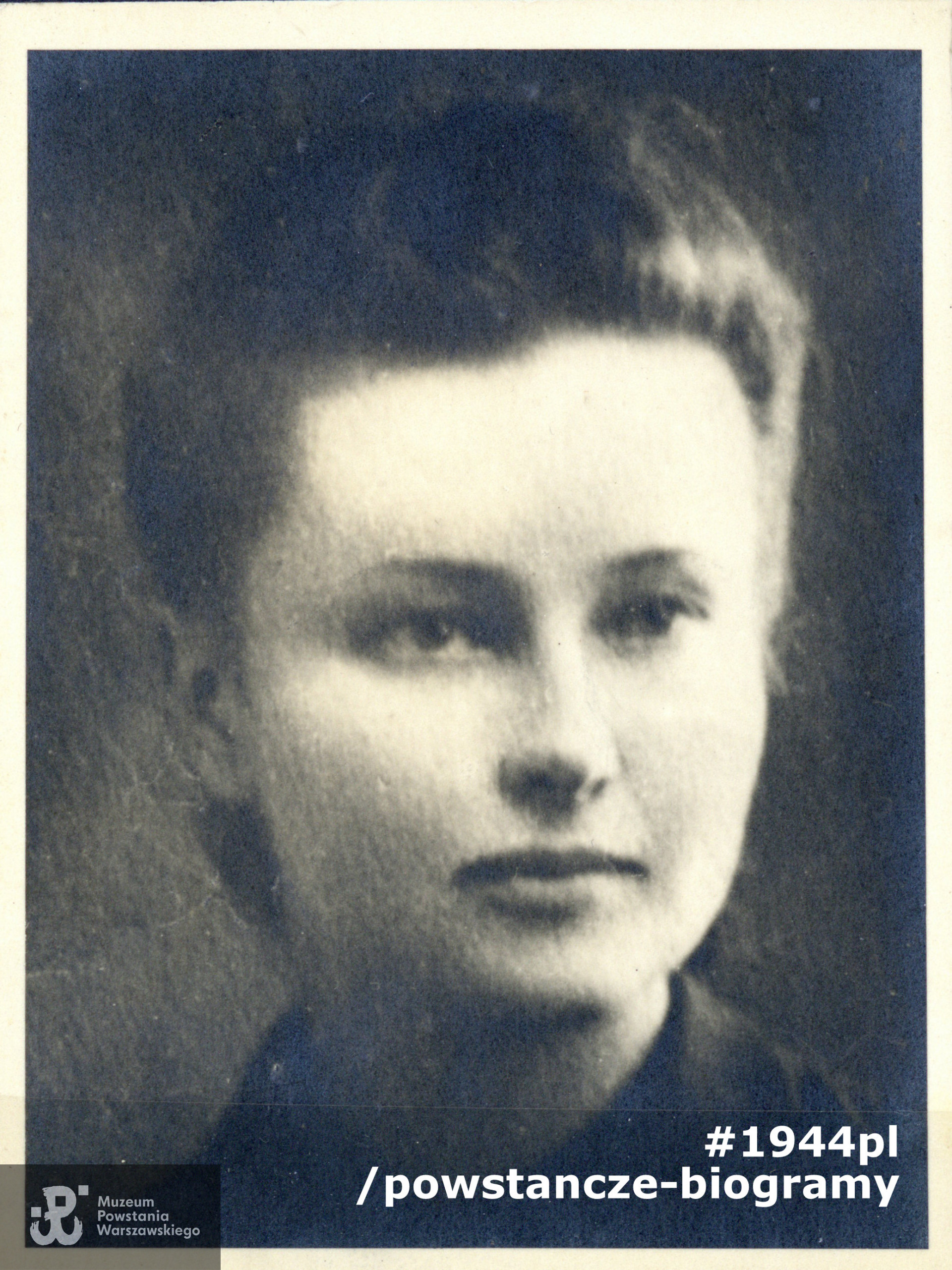 Helena Jamontt  ps. "Hela Warzycka" (1914-1944). Fot. pochodzi z  albumów z dokumentami po Jadwidze i Michale Pankowskich. Obiekty przyjęte do Muzeum Powstania Warszawskiego oddz. Muzeum Historycznego m.st. Warszawy w ramach powszechnej zbiórki darów 9.-11.11.2003, dar Bogumiły Pelc. Ze zbiorów Muzeum Powstania Warszawskiego, P/7876