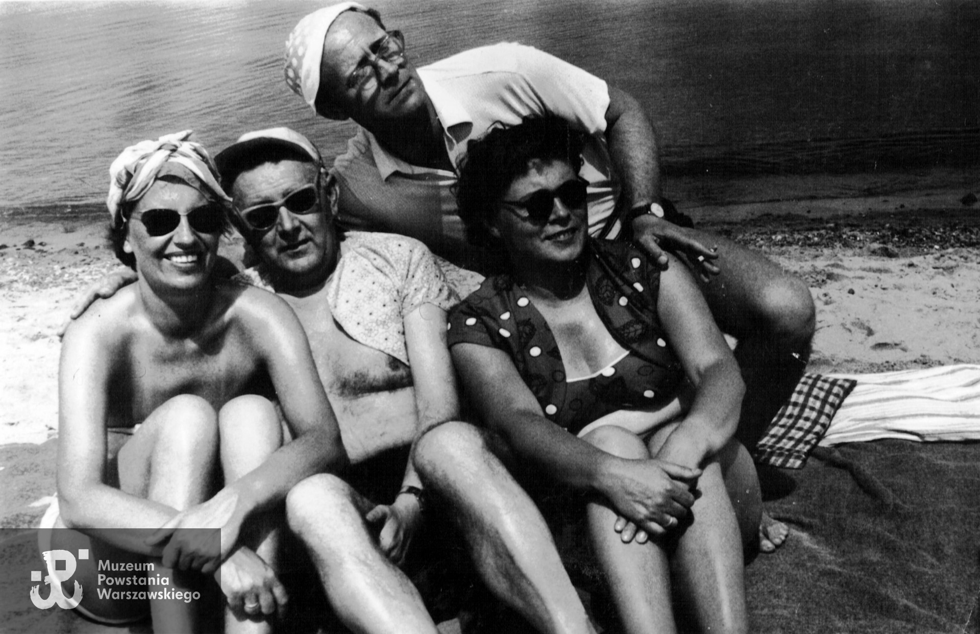 Fotografia powojenna. Siedzą od lewej - Krystyna Puławska - Wolska ps. „Sarenka”, siostra cioteczna  Józefa, jej mąż Stanisław Wolski,  Józef Kuciak ps. „Rower" oraz żona Józefa. Fot. z archiwum rodzinnego udostępniła p. Iwona Ewa Kirejczyk 