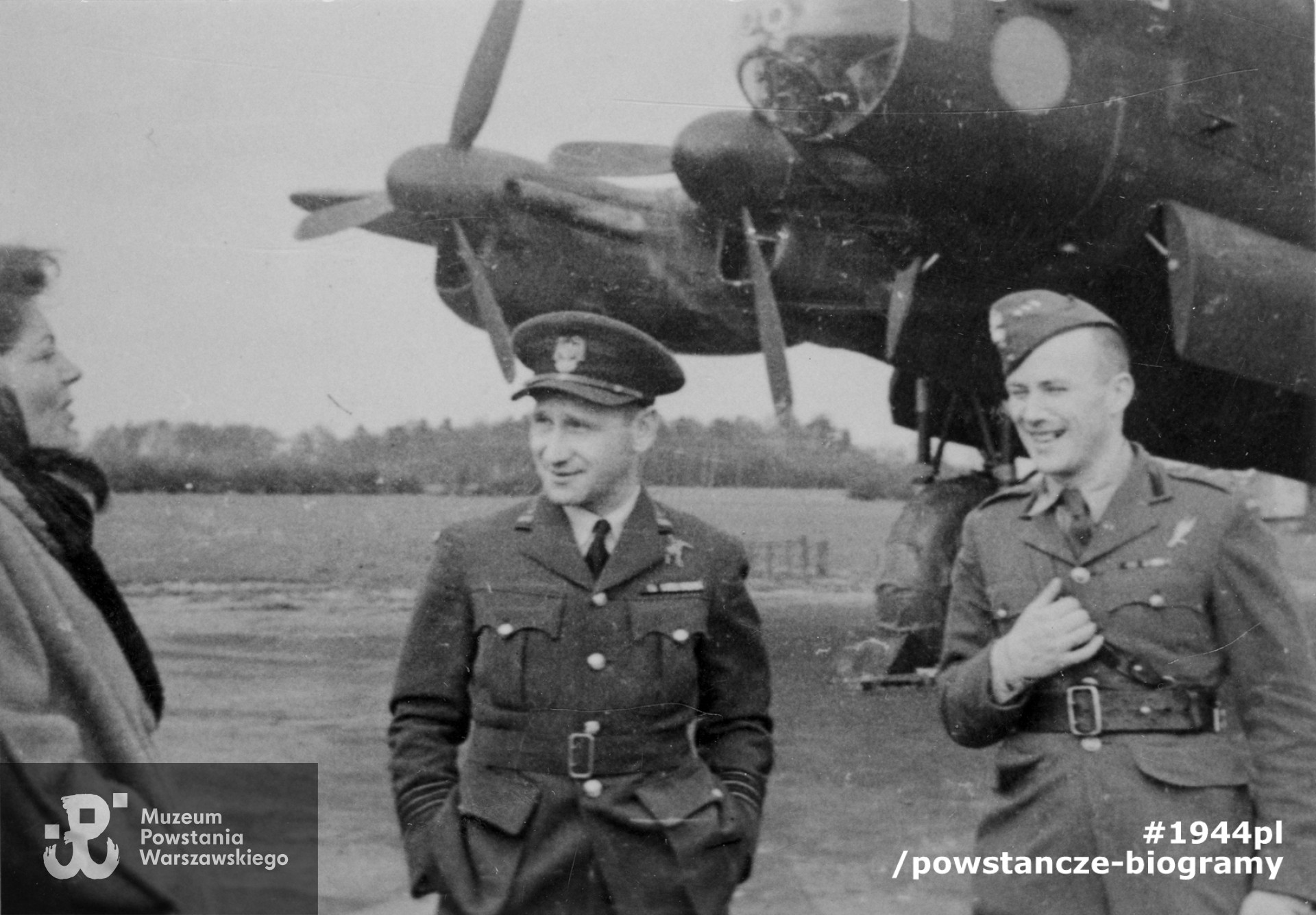 Fotografia z okresu II wojny światowej. Jan Nowak-Jeziorański (pierwszy z prawej, właściwie Zdzisław Antoni Jeziorański „Janek”, „Jan Nowak”, „Jan Zych”) podczas rozmowy na jednym z brytyjskich lotnisk polowych. Fot. ze zbiorów Muzeum Powstania Warszawskiego, sygn.  MPW-IS/772