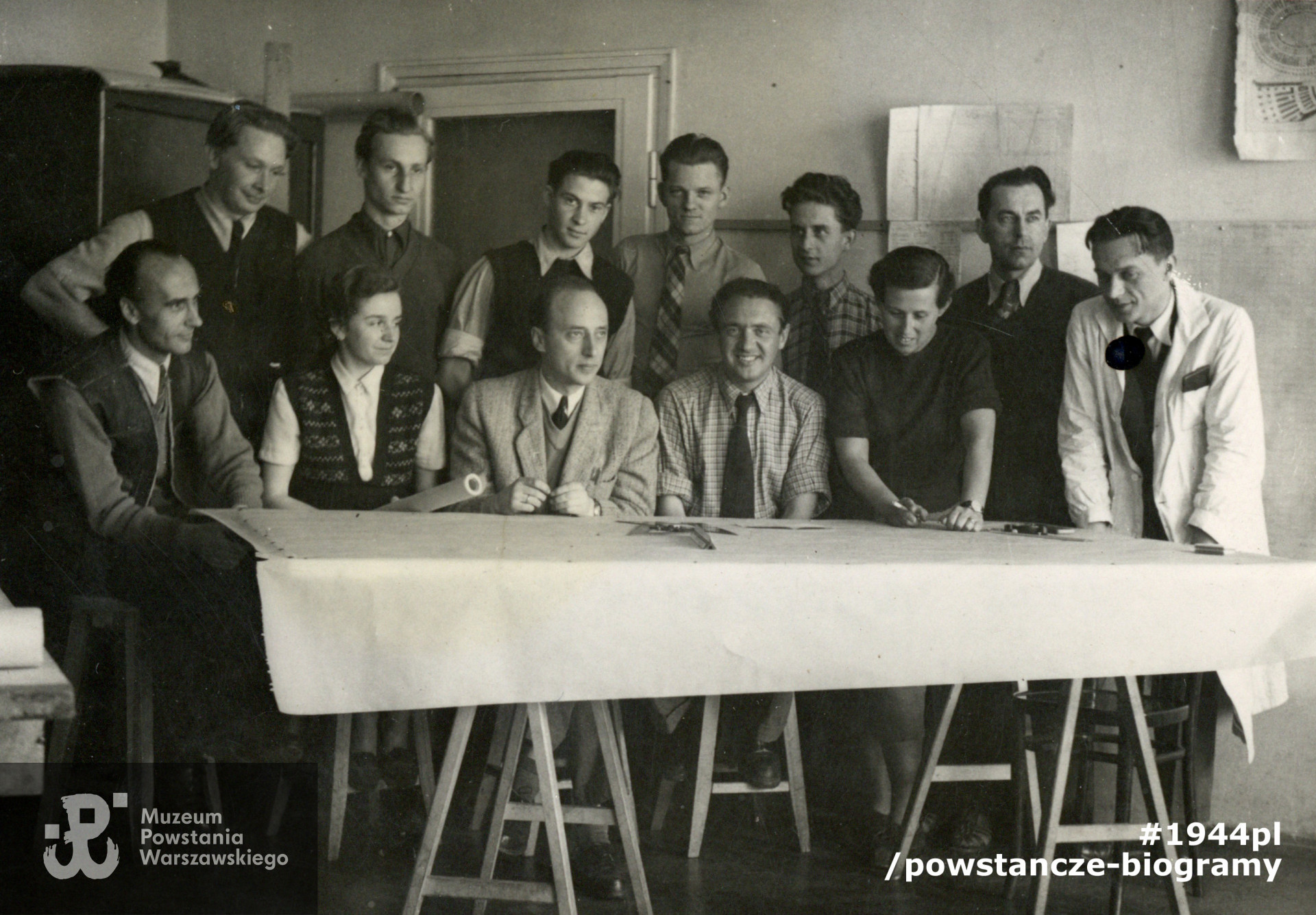 W pracowni architektonicznej  "Miastoprojektu". Maria Piechotkowa widoczna pochylona nad stołem kreślarskim (trzecia od prawej), obok niej mąż Kazimierz Maciej Piechotka (siedzący, w koszuli w kratę). Fot. ze zbiorów rodzinnych p. Marii Piechotki z domu  Huber