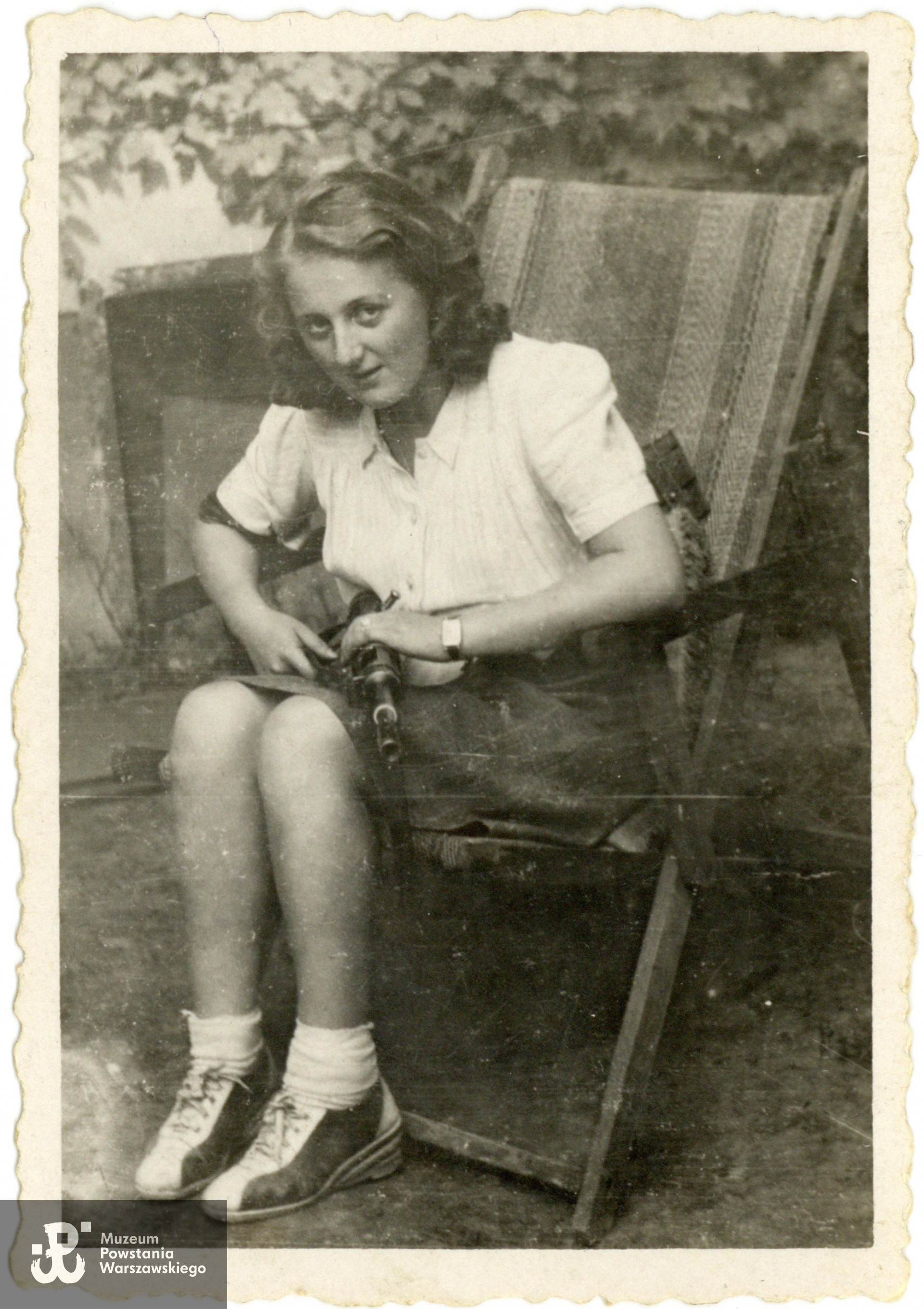 Fotografia  z okresu Powstania Warszawskiego pochodząca ze spuścizny po Adamie Zbigniewie Domańskim ps. Zbyszek. Bez opisu. Tożsamość dziewczyny nieustalona. Fotografia pochodzi ze spuścizny po Adamie Zbigniewie Domańskim, udostępniła p. Zofia Elżbieta Grzebalska z d. Domańska, córka Powstańca. Skany wykonano w Muzeum Powstania Warszawskiego w lutym 2024 r. 