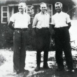 Uciekinierzy z Auschwitz przed domem Państwa Serafińskich w Nowym Wiśniczu, lato 1943 r. Stoją od lewej: Jan Redzej, Witold Pilecki, Edward Ciesielski. Źródło fot. <i>www.pilecki.ipn.gov.pl</i>