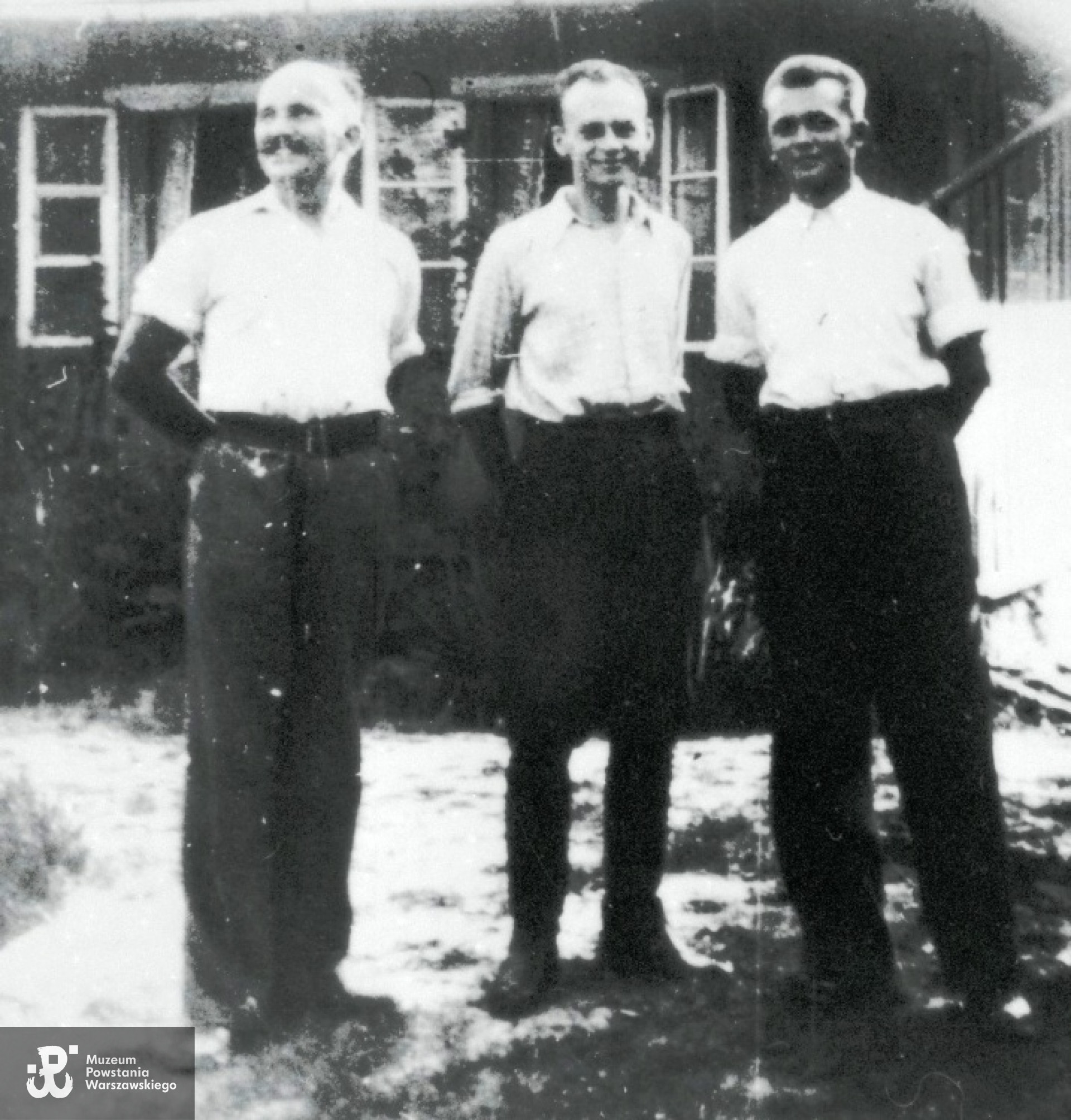 Uciekinierzy z Auschwitz przed domem Państwa Serafińskich w Nowym Wiśniczu, lato 1943 r. Stoją od lewej: Jan Redzej, Witold Pilecki, Edward Ciesielski. Źródło fot. <i>www.pilecki.ipn.gov.pl</i>