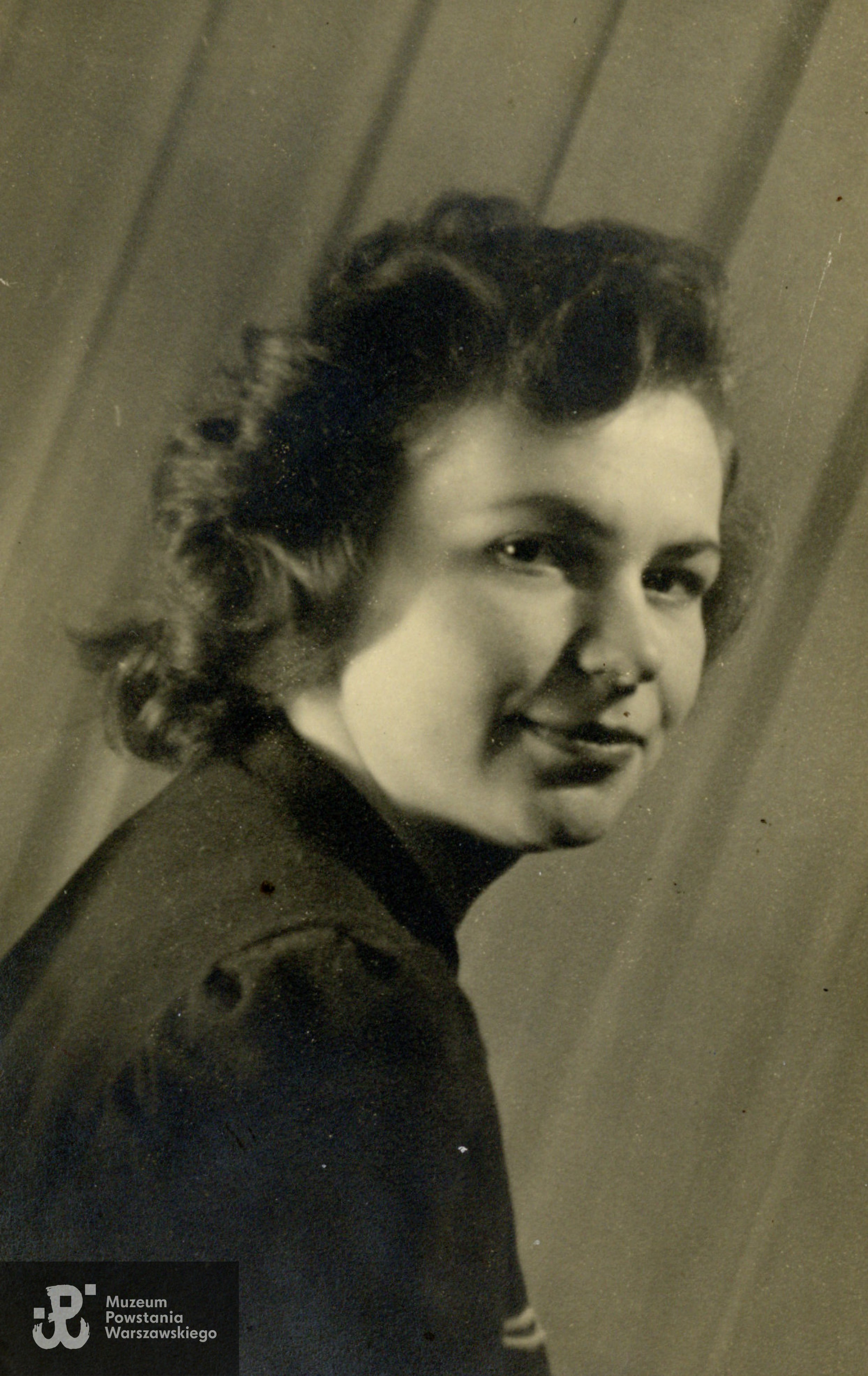 Maria Poławska-Śliwińska, fotografia powojenna. Udostępnił p. Paweł Poławski, bratanek Marii Poławskiej-Śliwińskiej, skany wykonano w Archiwum Muzeum Powstania Warszawskiego  (2023).