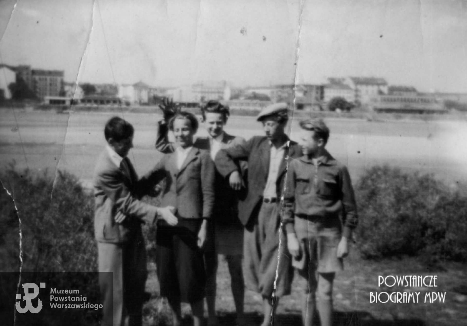 Warszawa 1943 rok. Pierwszy z lewej Zdzisław Maklakiewicz, czwarty od lewej Włodzimierz Nagórski. Zdjęcie wykonane najprawdopodobniej przez Andrzeja Szamotulskiego. Fot. z archiwum rodzinnego A. Szamotulskiego ps. "Rafał"