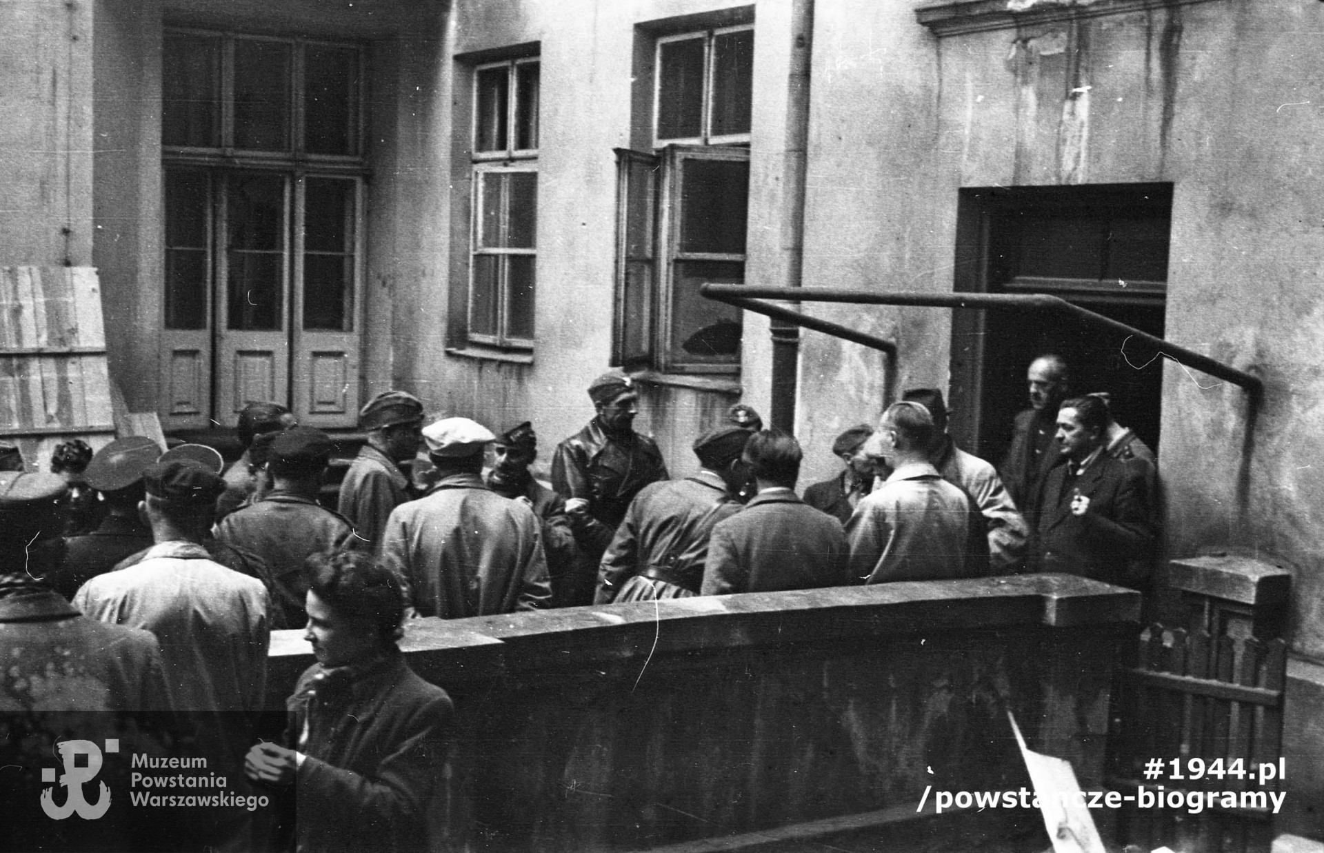 Fotografia z Powstania Warszawskiego, II połowa września 1944 r.  Pogrzeb kpr. pchor. Bohdana Sobocińskiego, syna płk Albina Sobocińskiego "Roland" z OW - KB na podwórzu kamienicy Szopena 16. Autorem zdjęcia jest Marian Grabski "Wyrwa". Fot. ze zbiorów Muzeum Powstania Warszawskiego